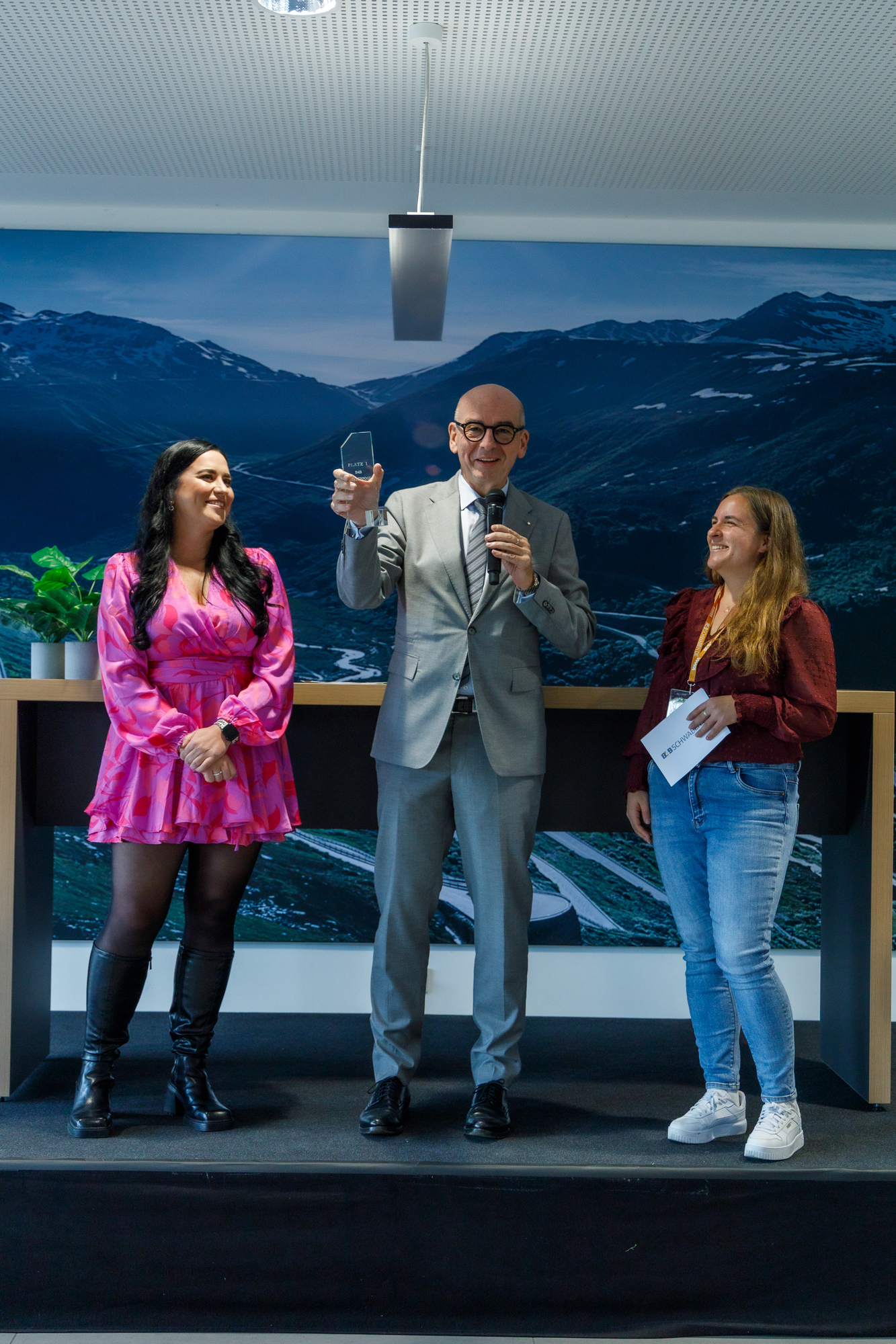 Dr. Bertram Rapp wurde mit für den meistgeklickten Artikel im B4B Beraterpool ausgezeichnet. Die B4B-Redakteurinnen Angelina Märkl (l.) und Katharina Seeburger (r.) haben ihm den Preis überreicht. Foto: Bernd Jaufmann / B4BSCHWABEN.de