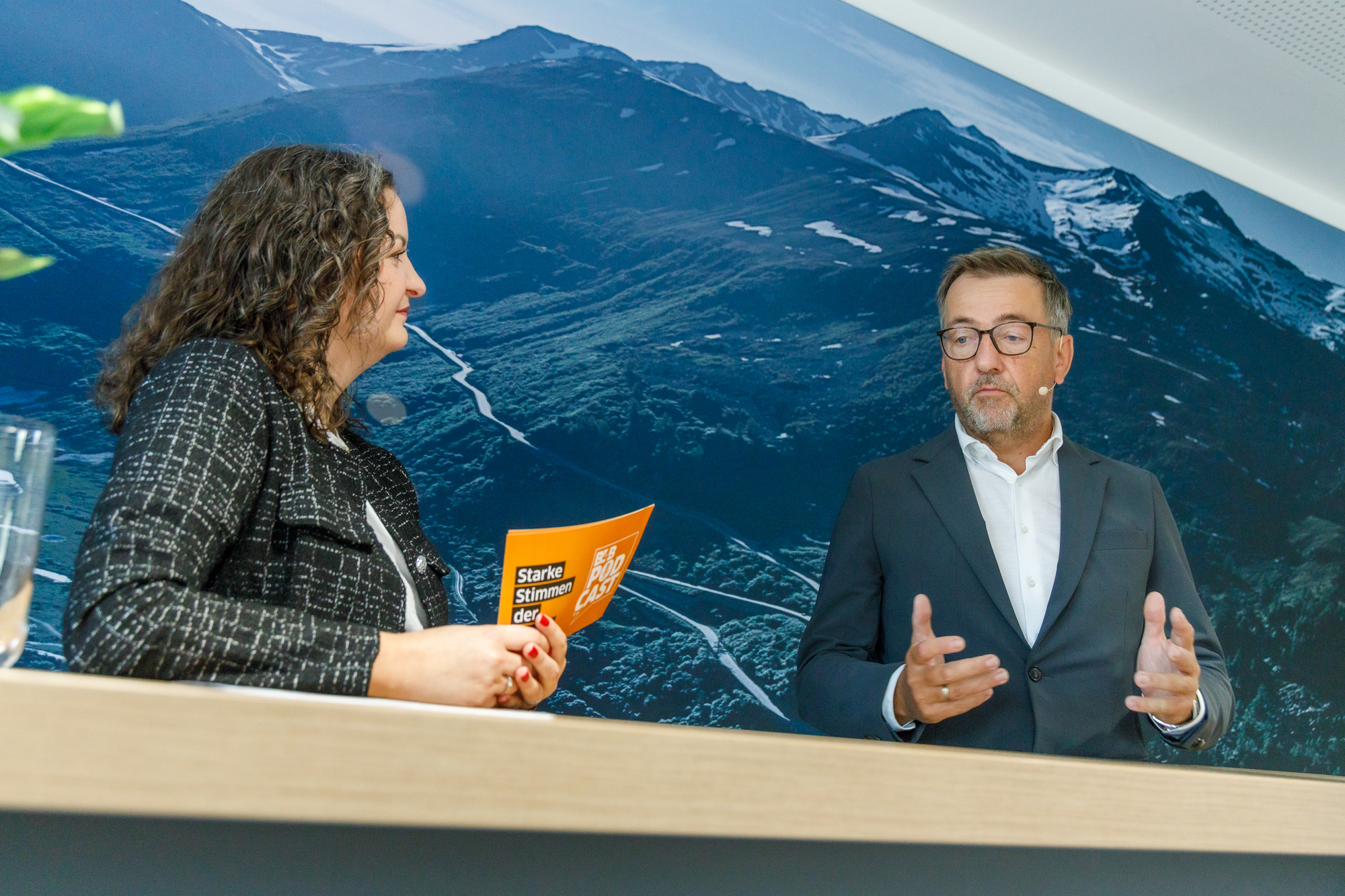 Lisa Graf, Host des B4B Podcast „Starke Stimmen der Region“, spricht mit Schwaba-Geschäftsführer Michael Agsteiner über die Zukunft der Autobranche. Foto: Bernd Jaufmann / B4BSCHWABEN.de