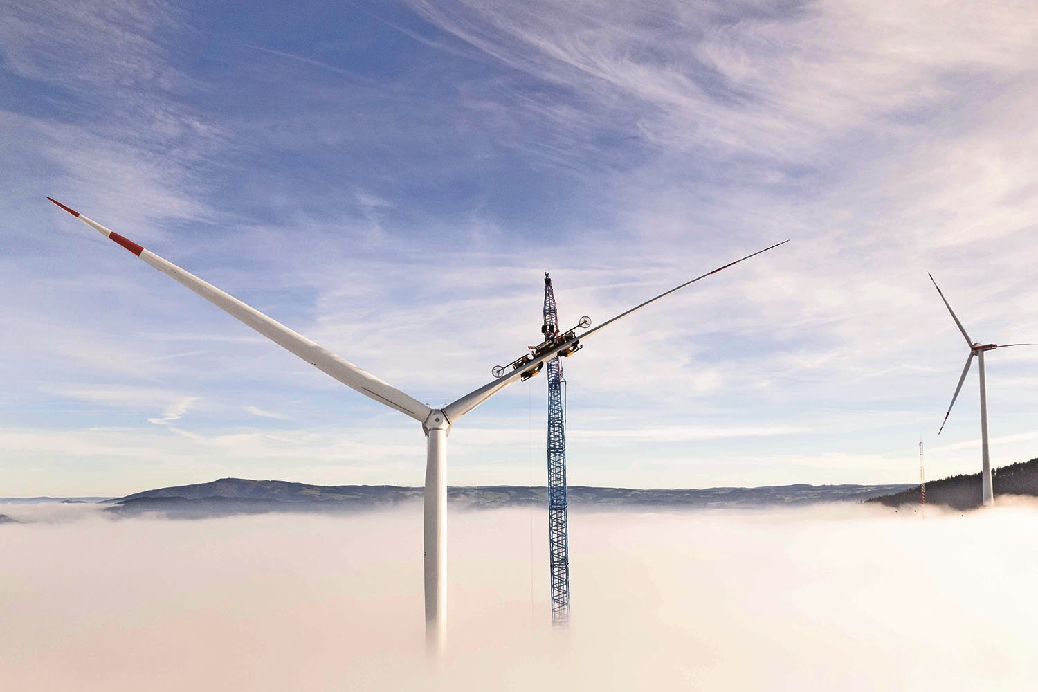 Hoch hinaus geht es für die Kunden von Jensen media, wie zum Beispiel ematec, den führenden Anbieter für Rotorblatt-Traversen. Foto: Cinestyle FPV / Ökostromgruppe Freiburg