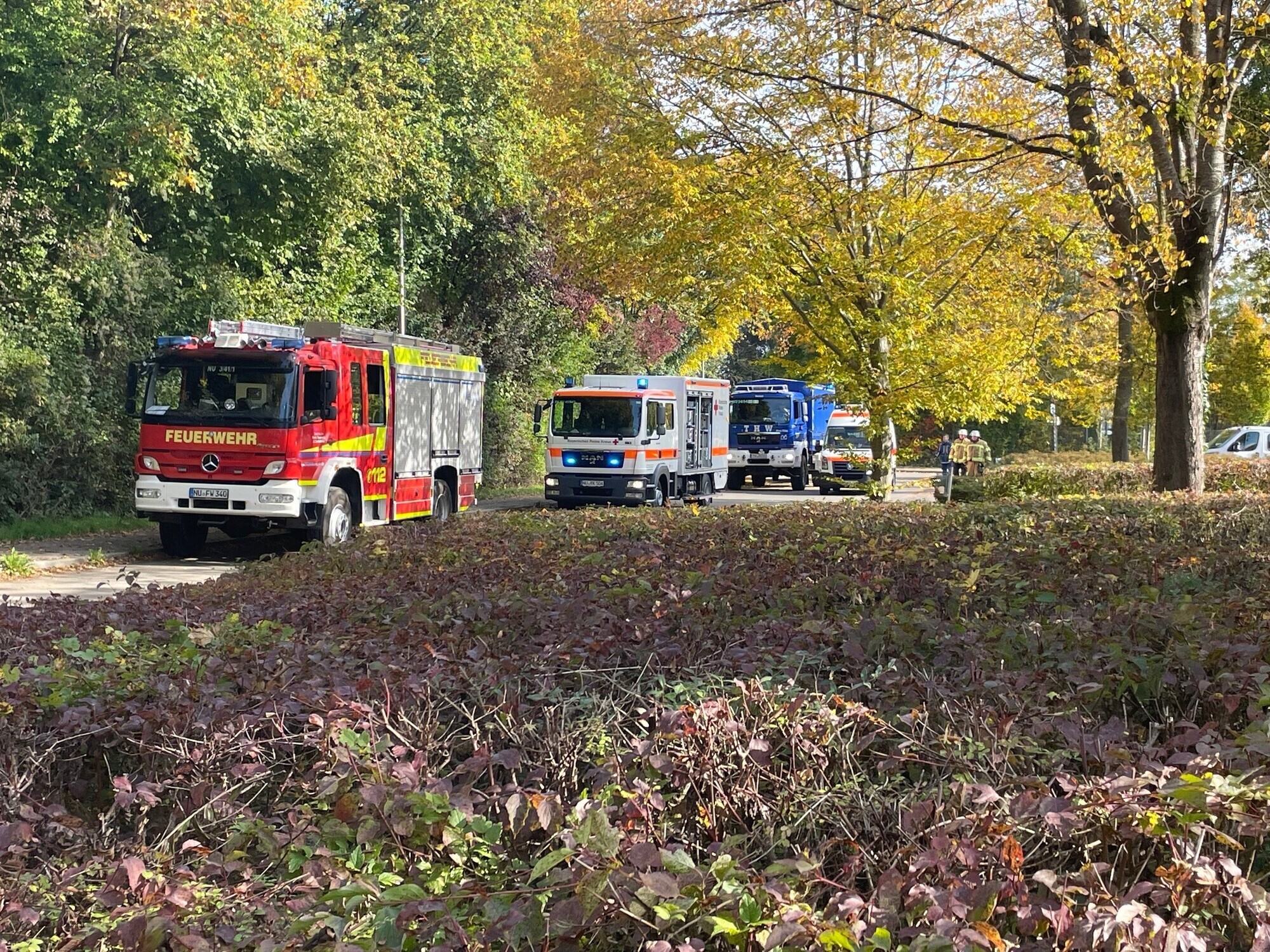 Einsatzfahrzeuge der Feuerwehr, des BRK und des THW bei der Katastrophenschutzvollübung vor der Eislaufanlage in Senden.