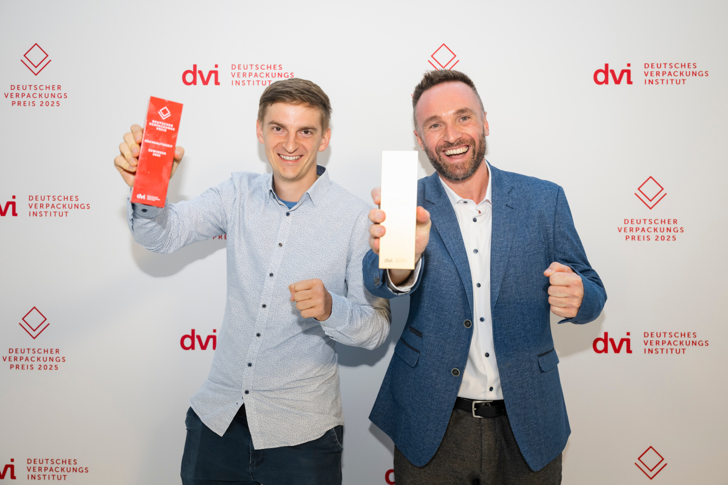 Daniel Reichenbach, Leiter Verpackungsentwicklung bei der Molkerei Gropper (rechts) und Philipp Fieger nahmen den Gold-Award ent