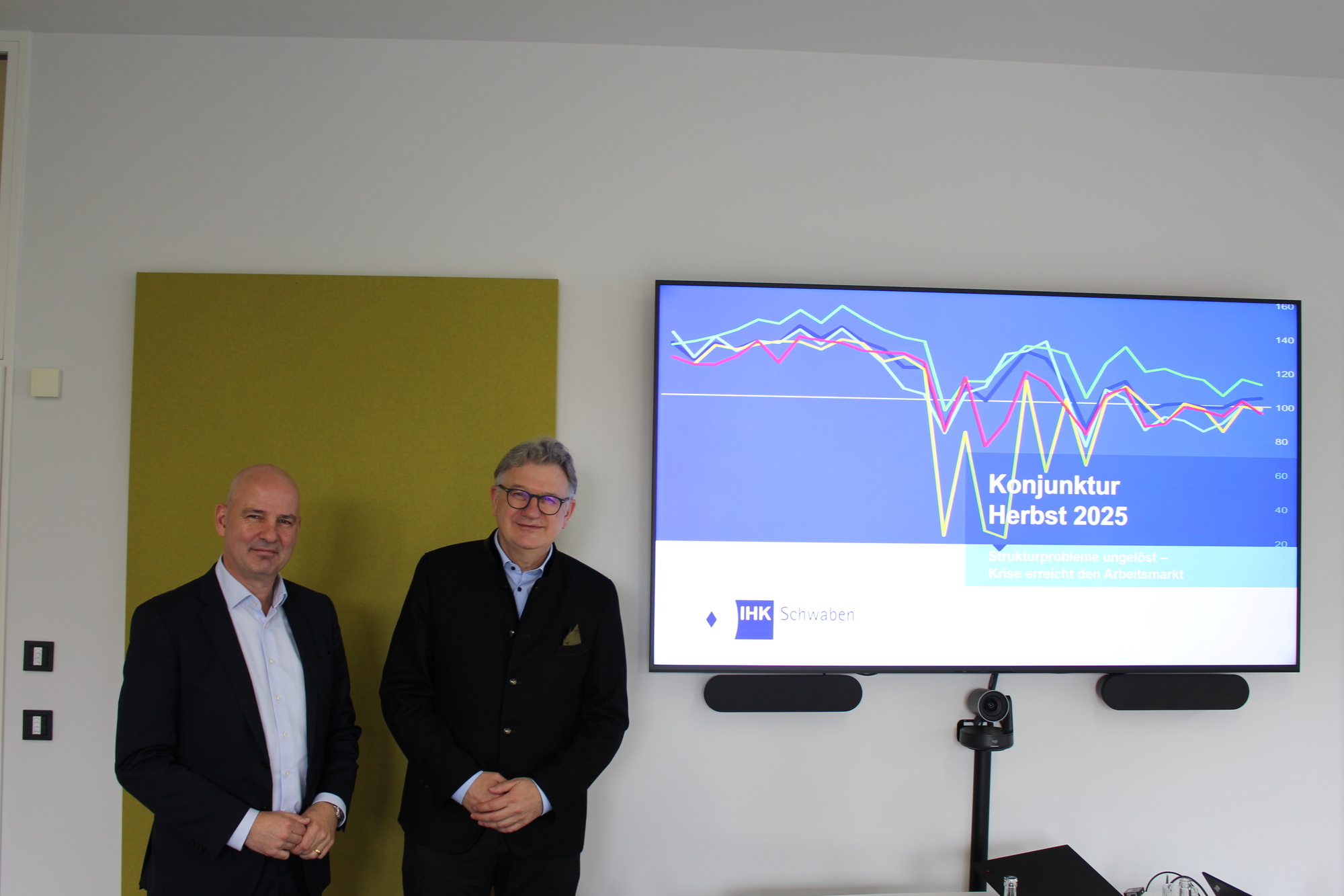 Dr. Marc Lucassen, Hauptgeschäftsführer der IHK Schwaben, und IHK-Präsident Reinhold Braun (rechts) haben den IHK-Konjunkturindex für den Herbst 2025 vorgestellt. Foto: B4BSchwaben.de / Paul Eisenhofer