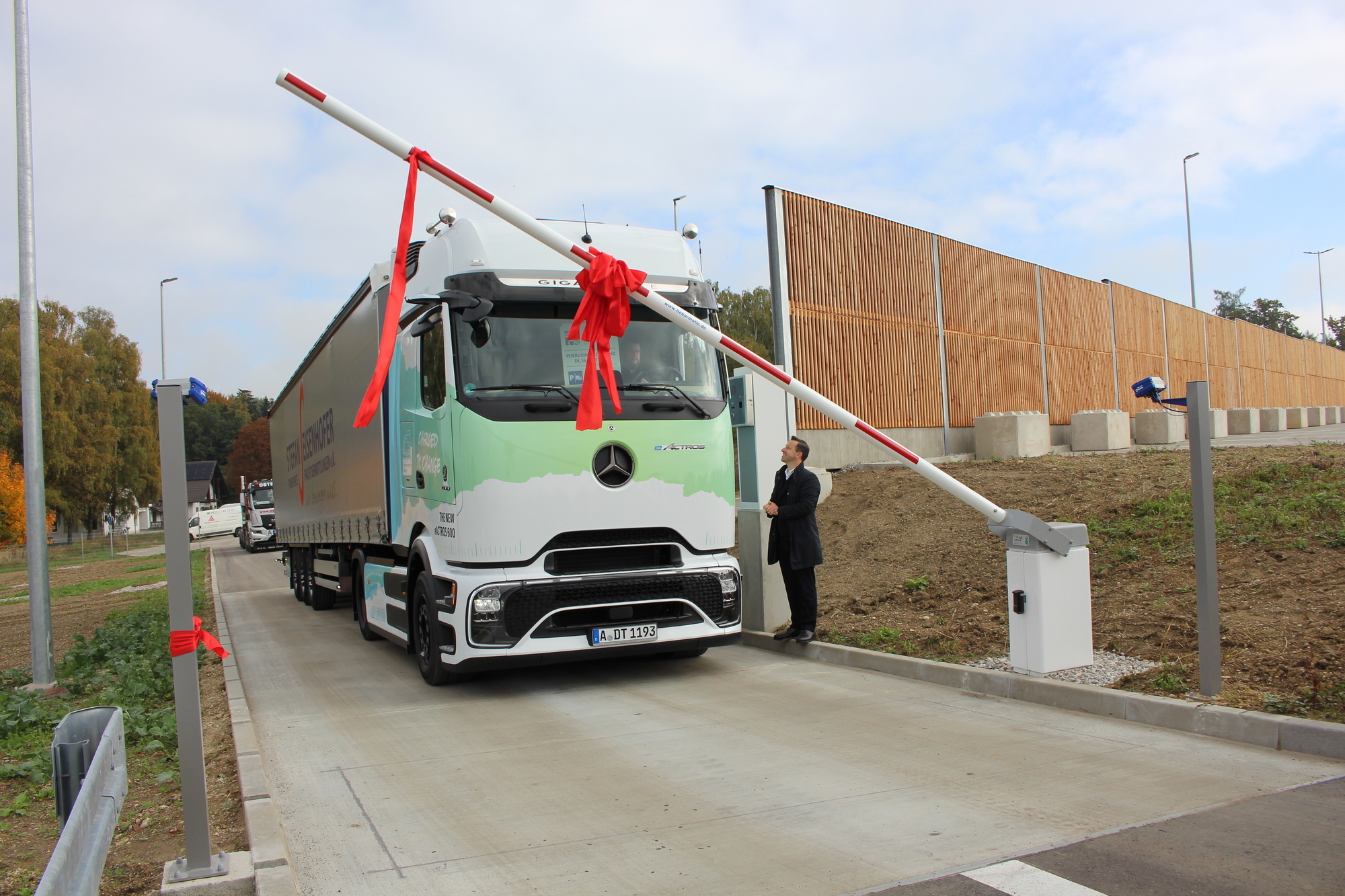 Das Mobilitätszentrum Dasing ist eröffnet. 73 LKWs finden hier neben der A8 Platz. Foto: Katharina Seeburger/ B4B
