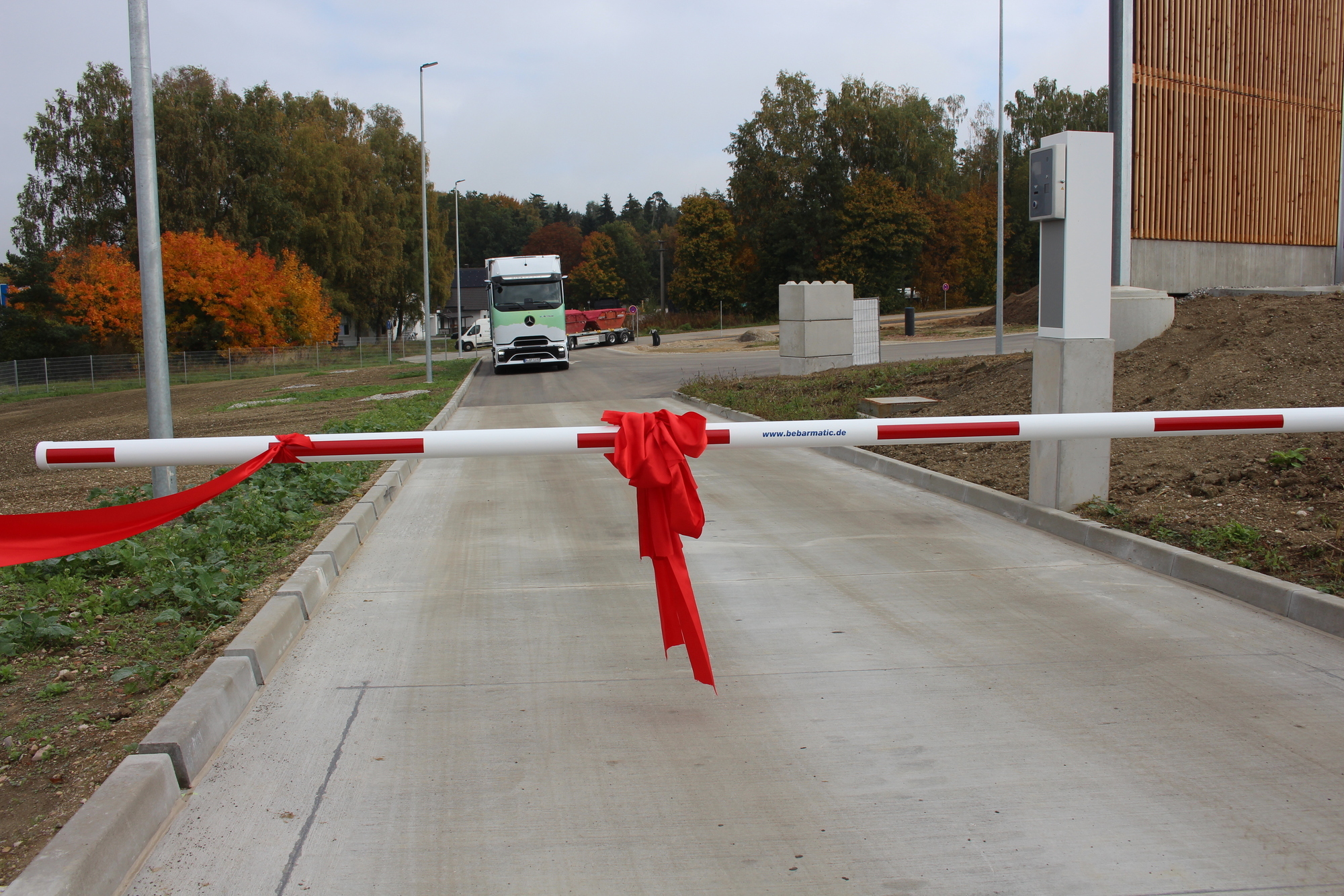 Die Schranke öffnete sich zum ersten Mal für einen LKW.