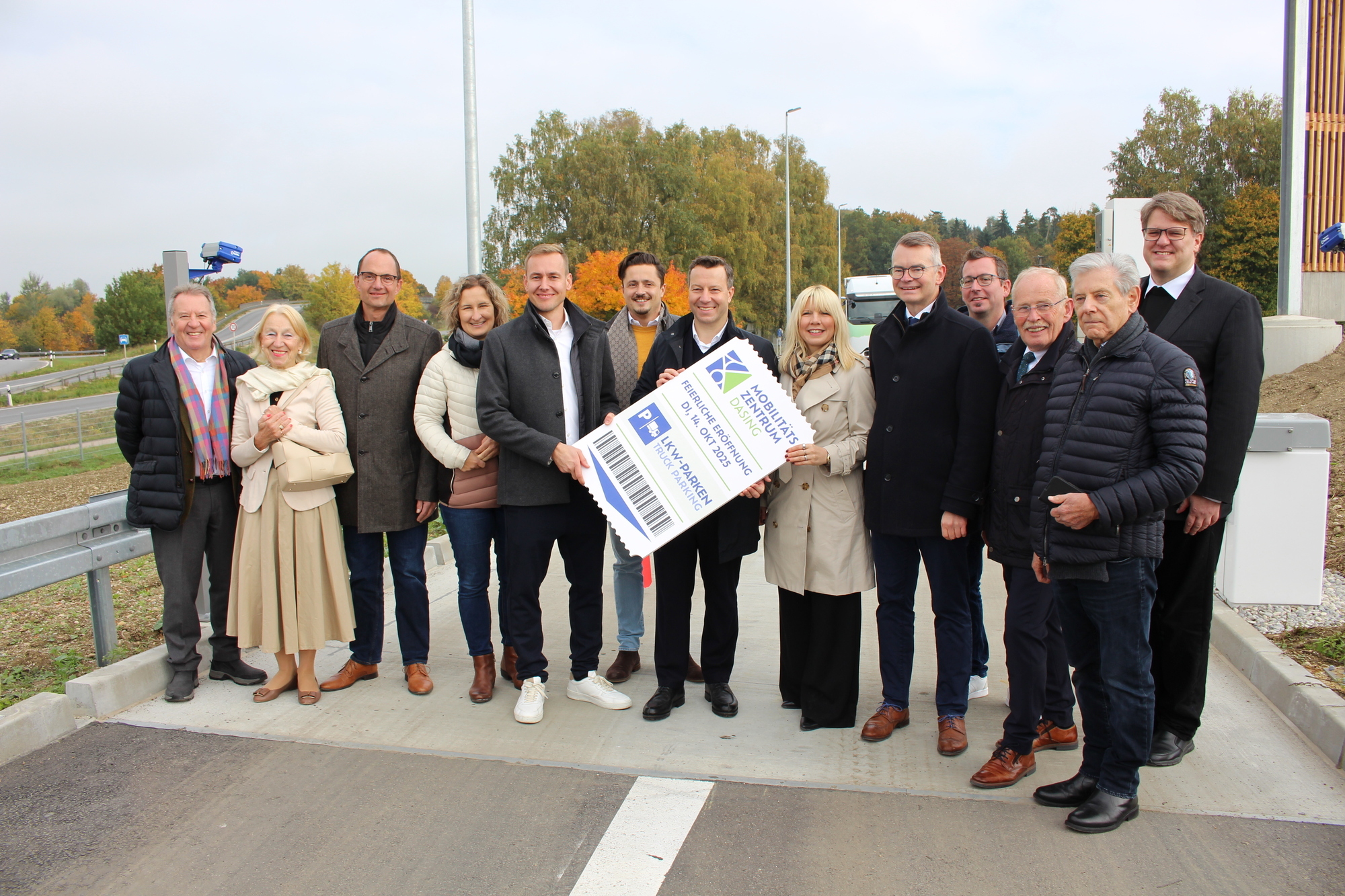 Philipp Hörmann präsentiert zur Eröffnung ein symbolisches Parkticket.