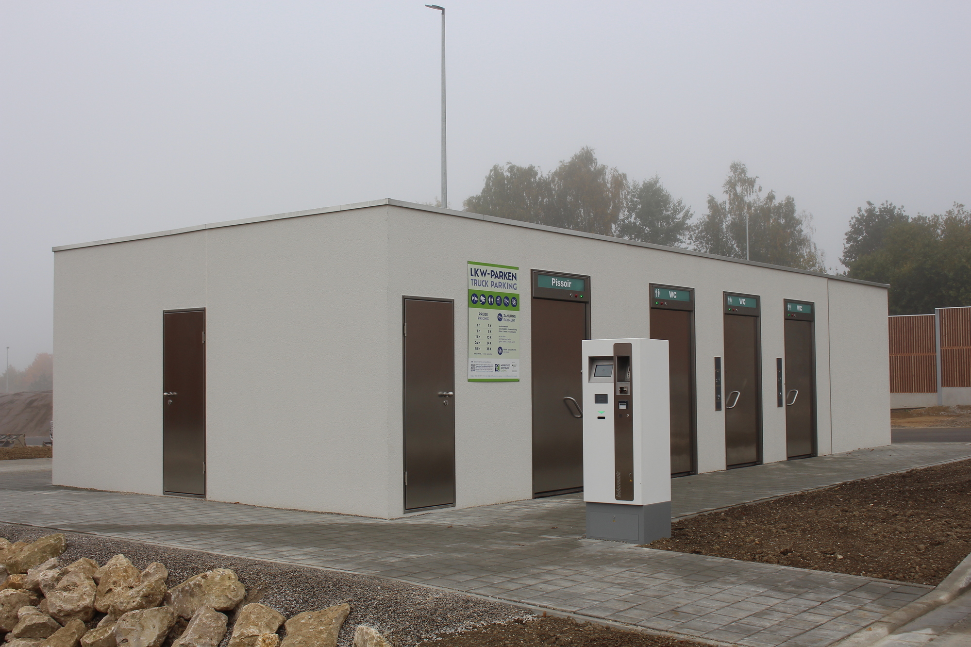 Hier finden die LKW-Fahrer, die im Mobilitätszentrum Dasing Pause machen, Duschen und Toiletten.