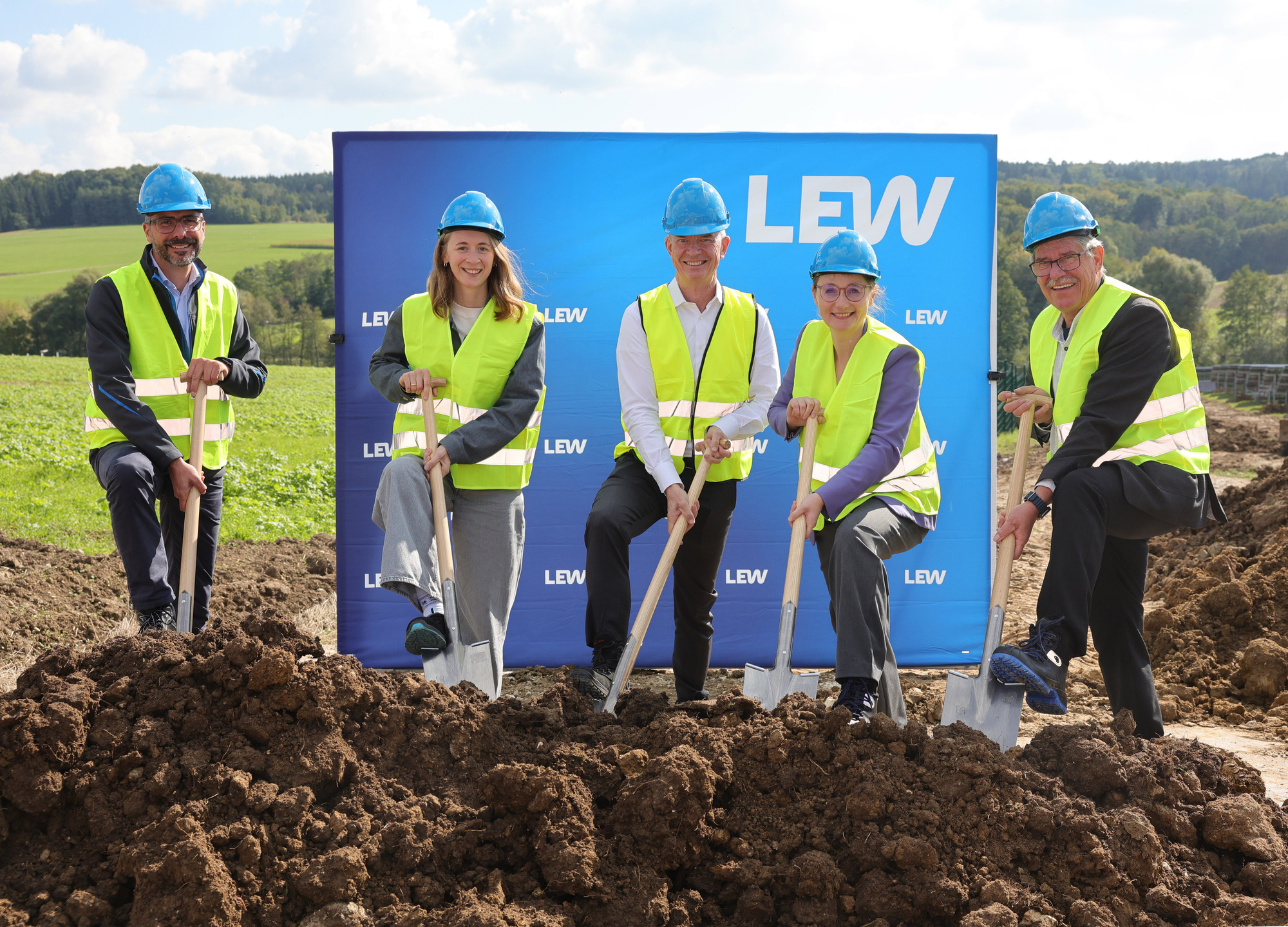 Spatenstich für die große PV-Anlage bei Daiting (von links): Tim Dickhaus, Leiter Energielösungen B2B bei der LEW, MdL Eva Lettenbauer, LEW-Vorstand Dietrich Gemmel, MdB Lisa Badum und Roland Wildfeuer, Erster Bürgermeister Daiting. Foto: LEW