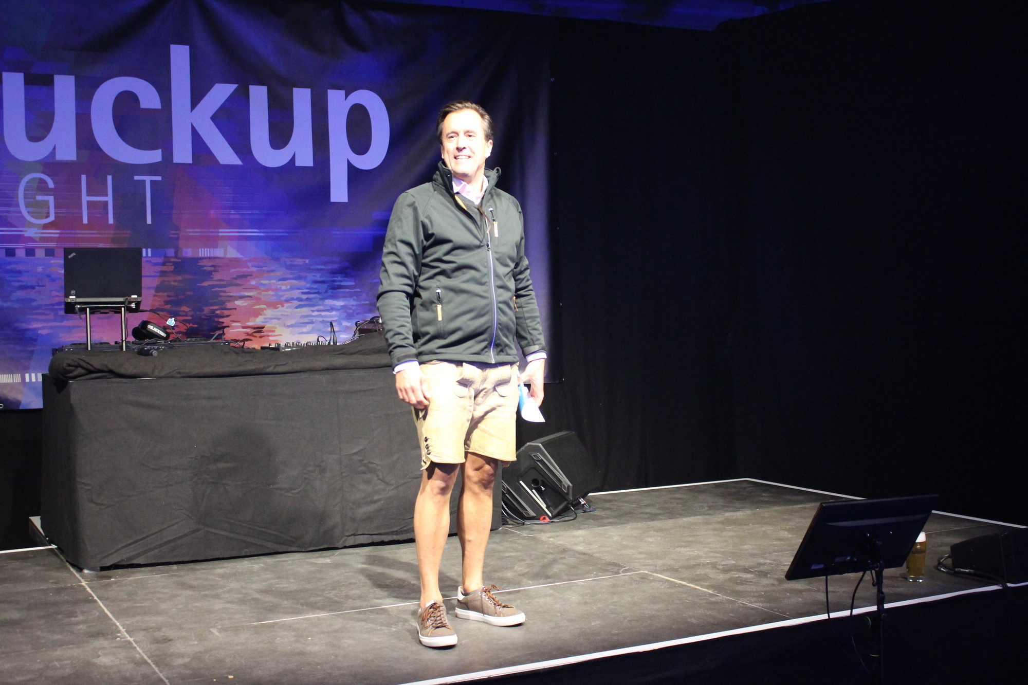 Sebastian Priller, Geschäftsführer der Brauerei Riegel, erzählt bei der Fuck up Night, wie er nach dem Scheitern im Spezi-Streit wieder aufgestanden ist. Foto: Katharina Seeburger/ B4B