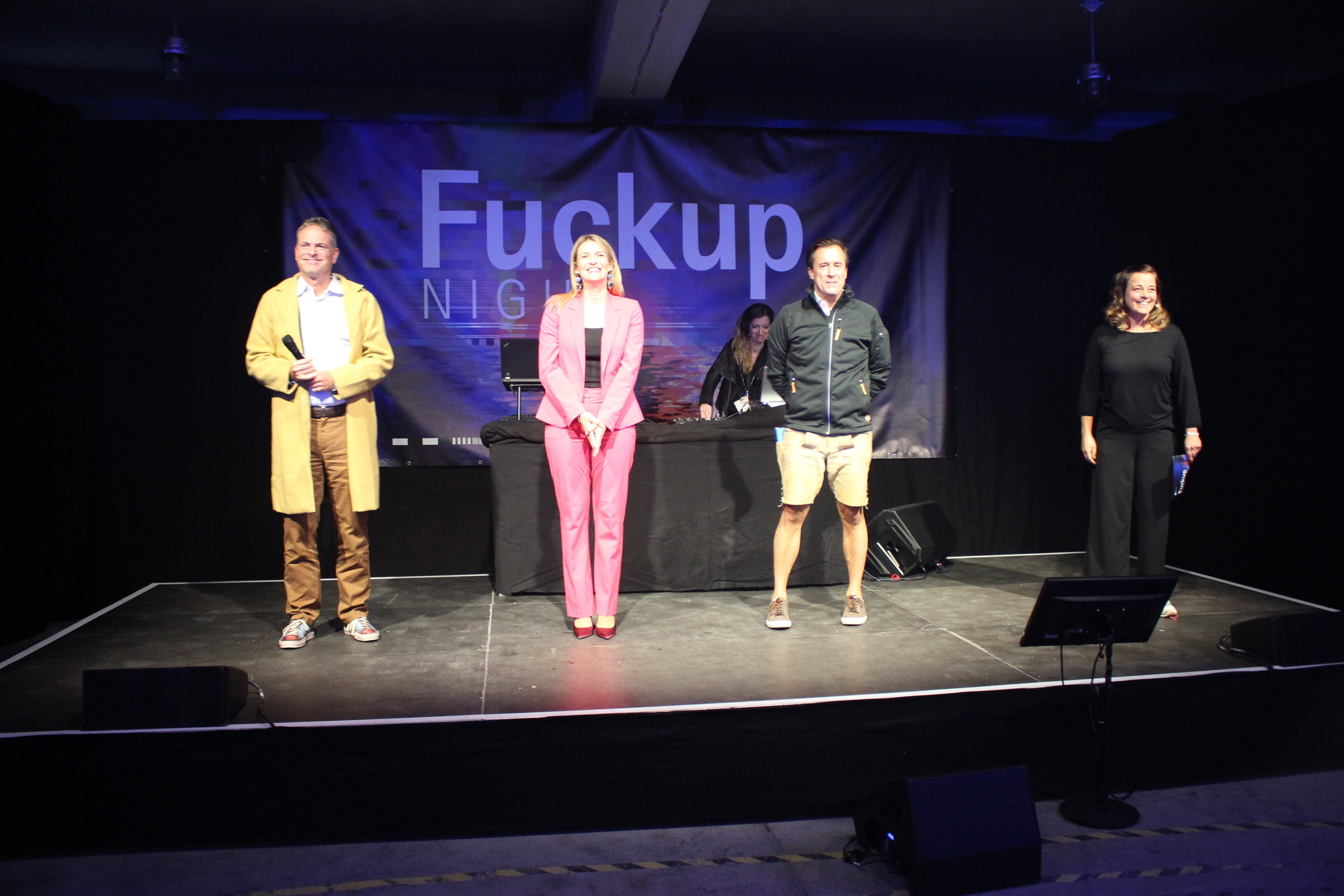 Die Gäste der dritten Ausgabe der Fuck up Night mit Moderatorin Claudia Markert (rechts): Ingmar Hoerr (l.), Gründer von CureVec, Isabell Espig (mitte), Gründerin des Rosa Krokodil und Sebastian Priller (2. v. r.), Geschäftsführer der Brauerei Riegele. Foto: Katharina Seeburger/ B4B
