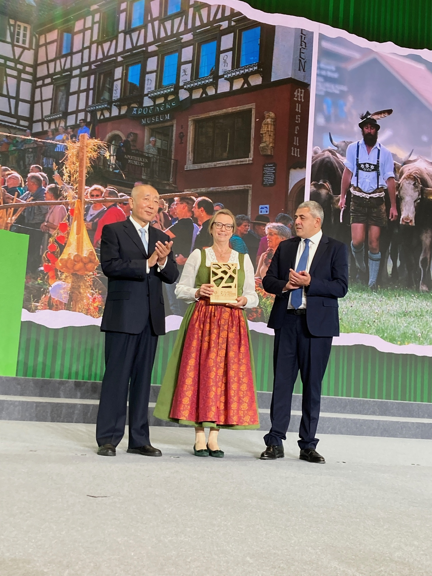 Von links: Gao Zheng (2. Minister für Kultur und Tourismus in China), Dr. Sabine Rödel (1. Bürgermeisterin von Bad Hindelang) und Zurab Pololikashvili (UN Tourism Secretary General) bei der Verleihung. Foto: Bad Hindelang Tourismus