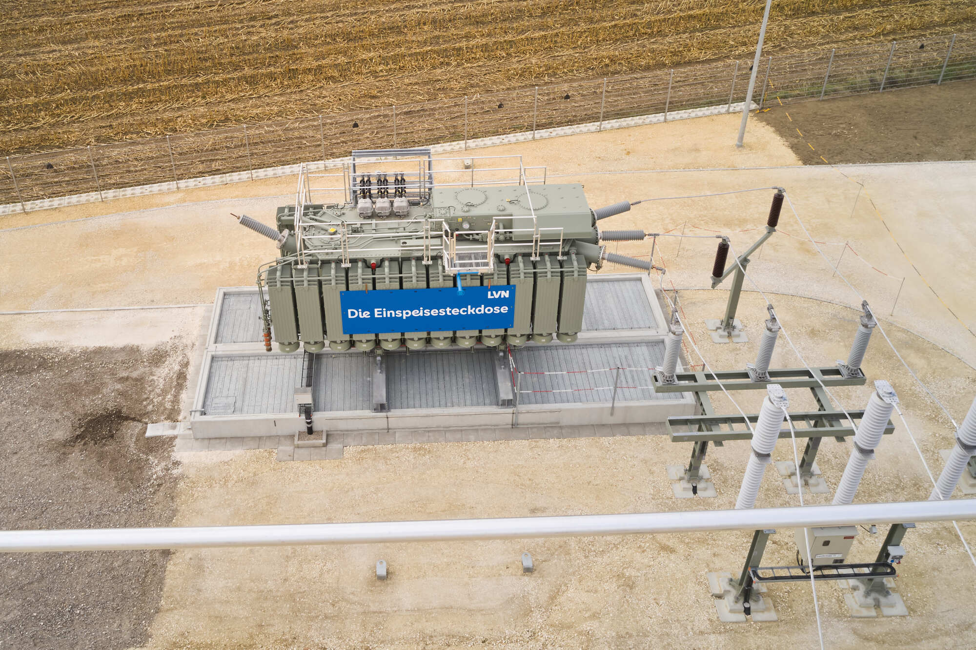 Der Trafo wiegt 90 Tonnen und ist 5x12 Meter groß. Foto: Jonas Ziegler
