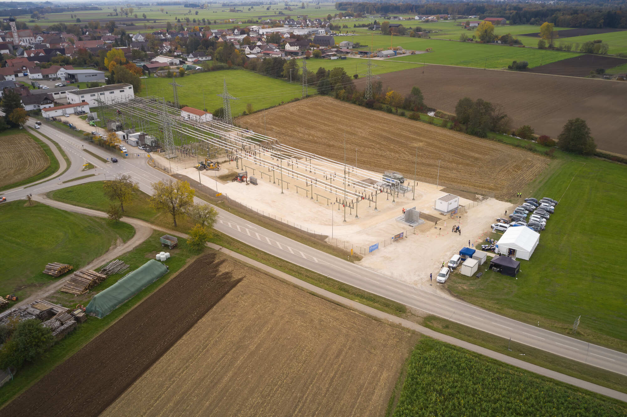 Für die Einspeisesteckdose wurde das bestehende Umspannwerk in Balzhausen erweitert. Foto: Jonas Ziegler