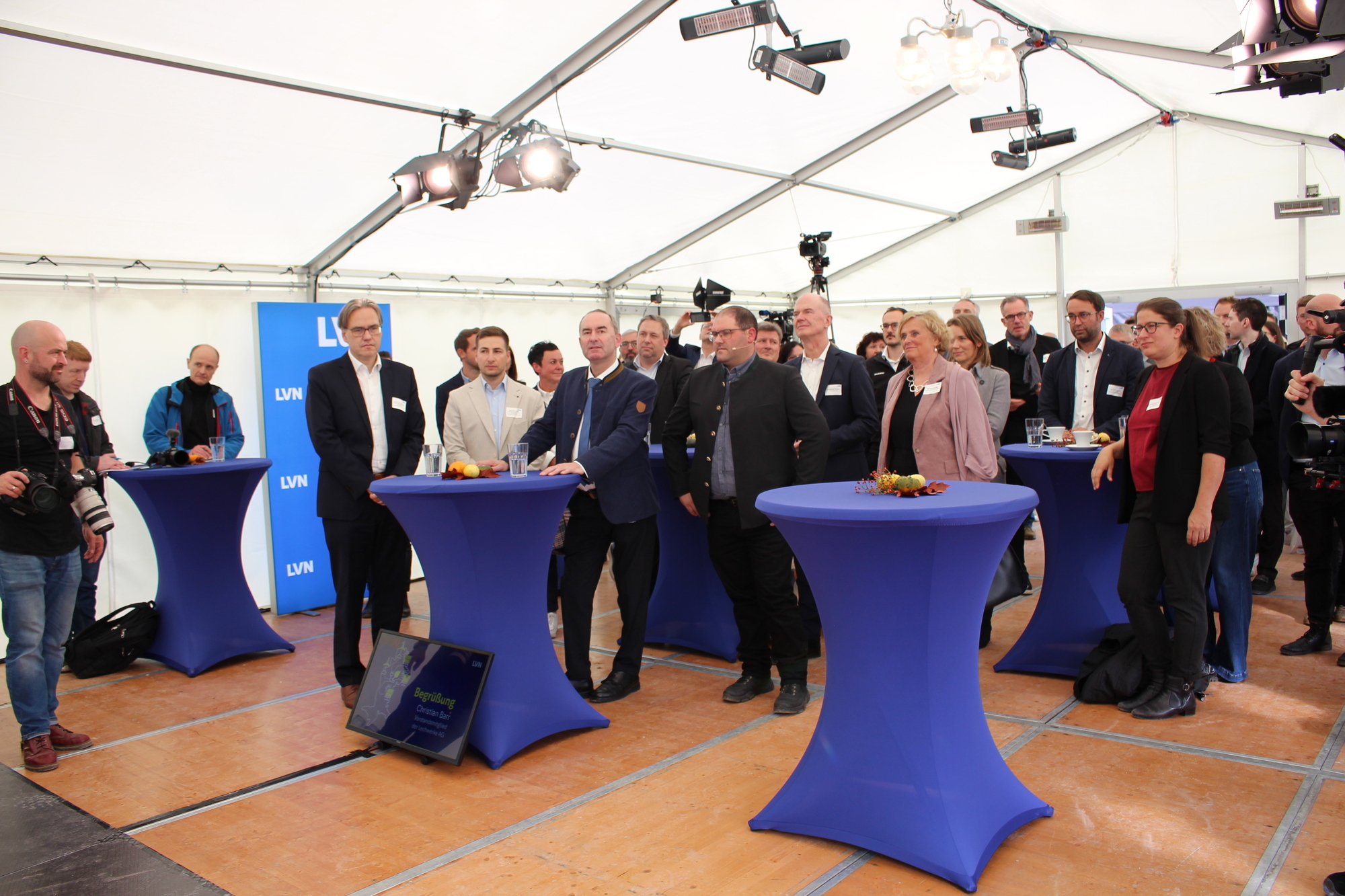 Zur Inbetriebnahme ist auch Bayerns Wirtschaftsminister Hubert Aiwanger gekommen. Foto: Katharina Seeburger/ B4B