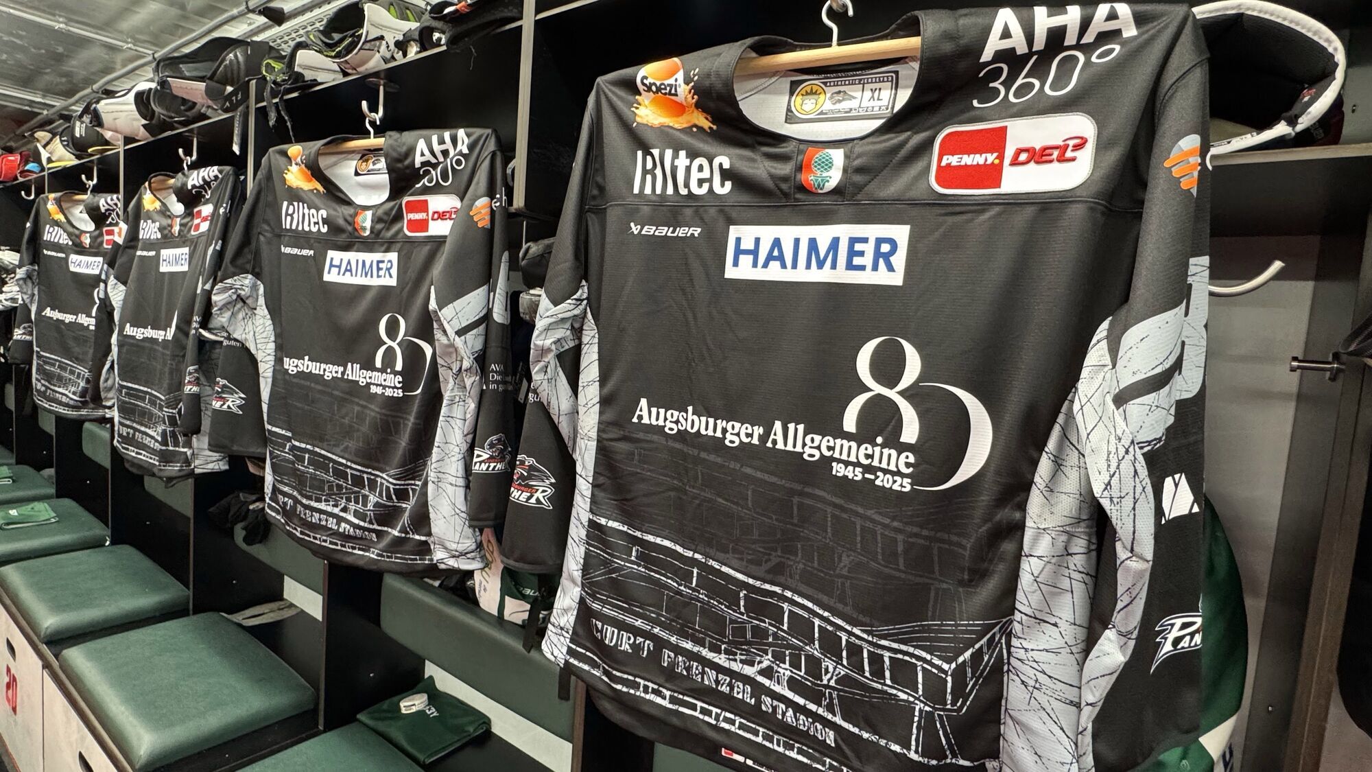 Ein Stück Augsburger Geschichte zum Anziehen: Das Sondertrikot verbindet Eishockeytradition mit Zeitungshistorie. Fotoquelle: Augsburger Panther Eishockey GmbH
