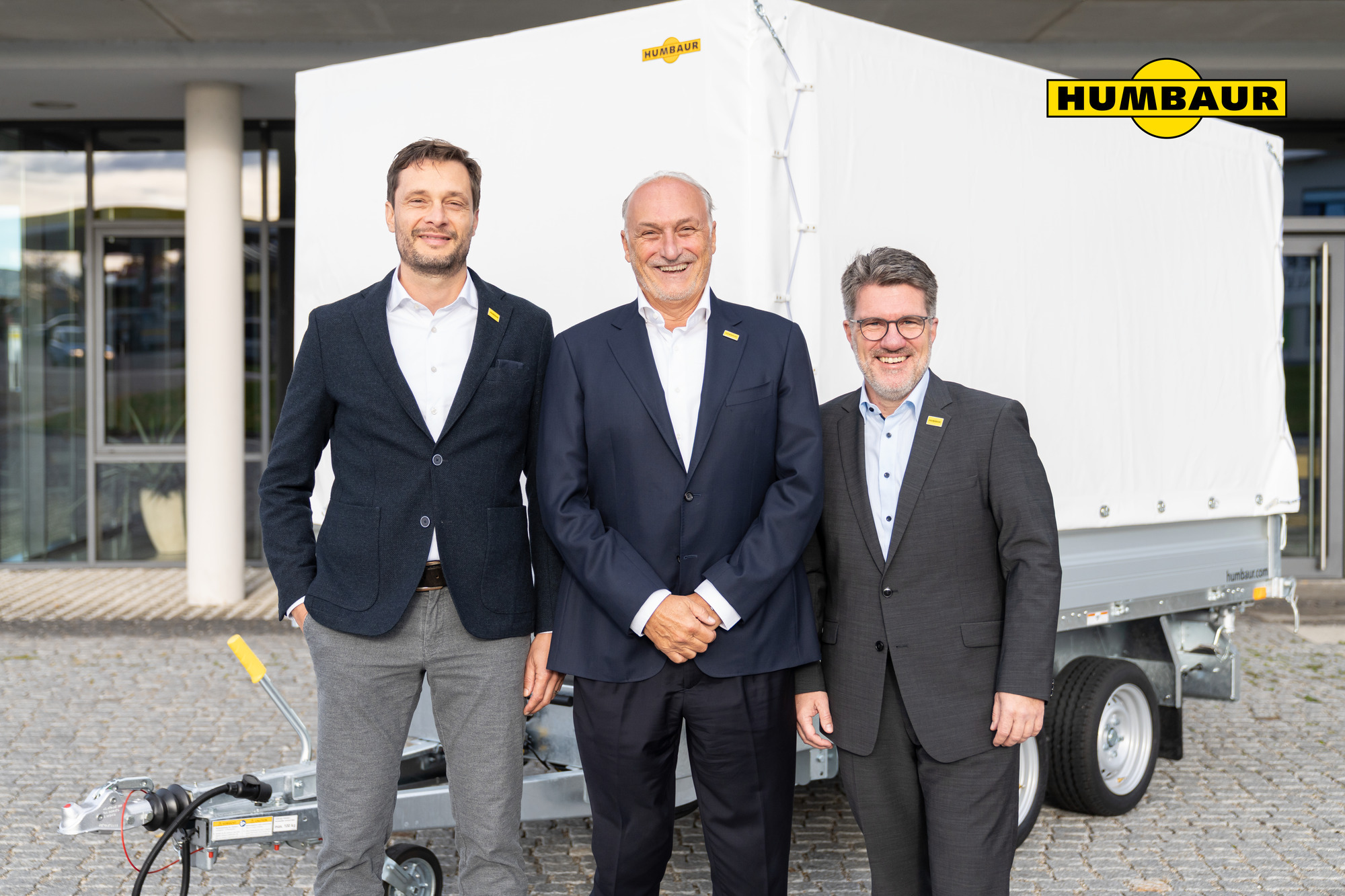 Neues Führungsduo in der Geschäftsführung bei Humbaur. Auf dem Foto zu sehen (von links nach rechts): Tobias Merk, Ulrich Humbaur und Olaf Sackers. Foto: Humbaur