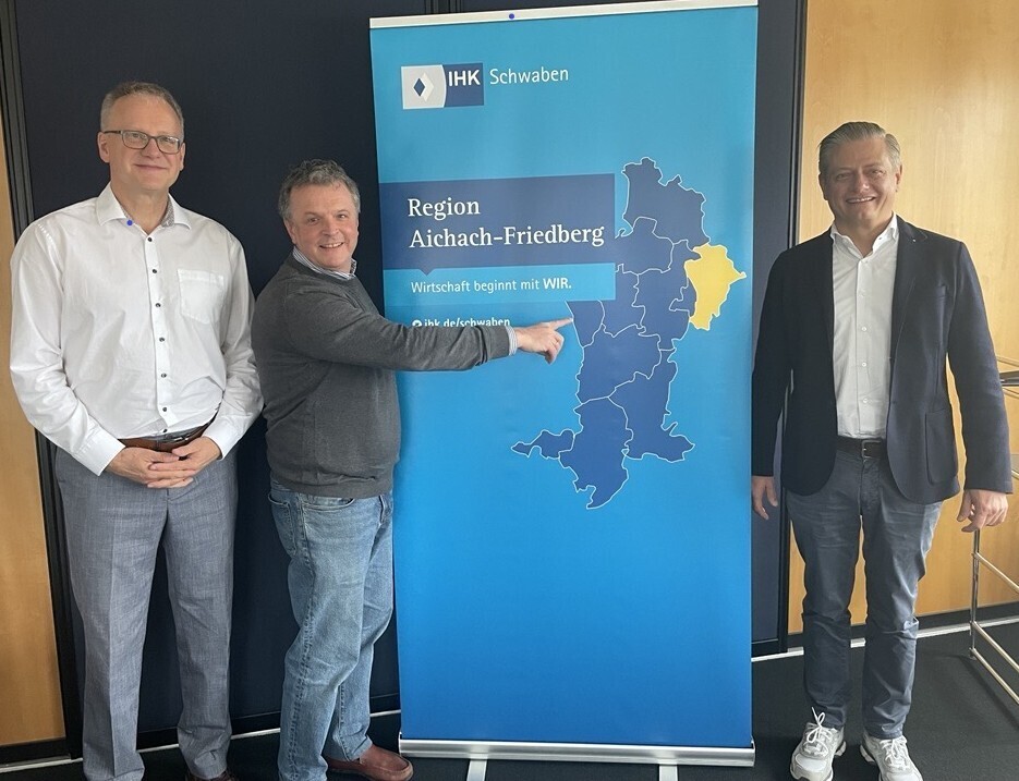 (v.l.n.r.): Jens Walter, Willi Weißgerber und Sebastian Käuferle bei der Vorstellung der regionalen Konjunkturdaten für das Wittelsbacher Land. Foto: IHK Schwaben