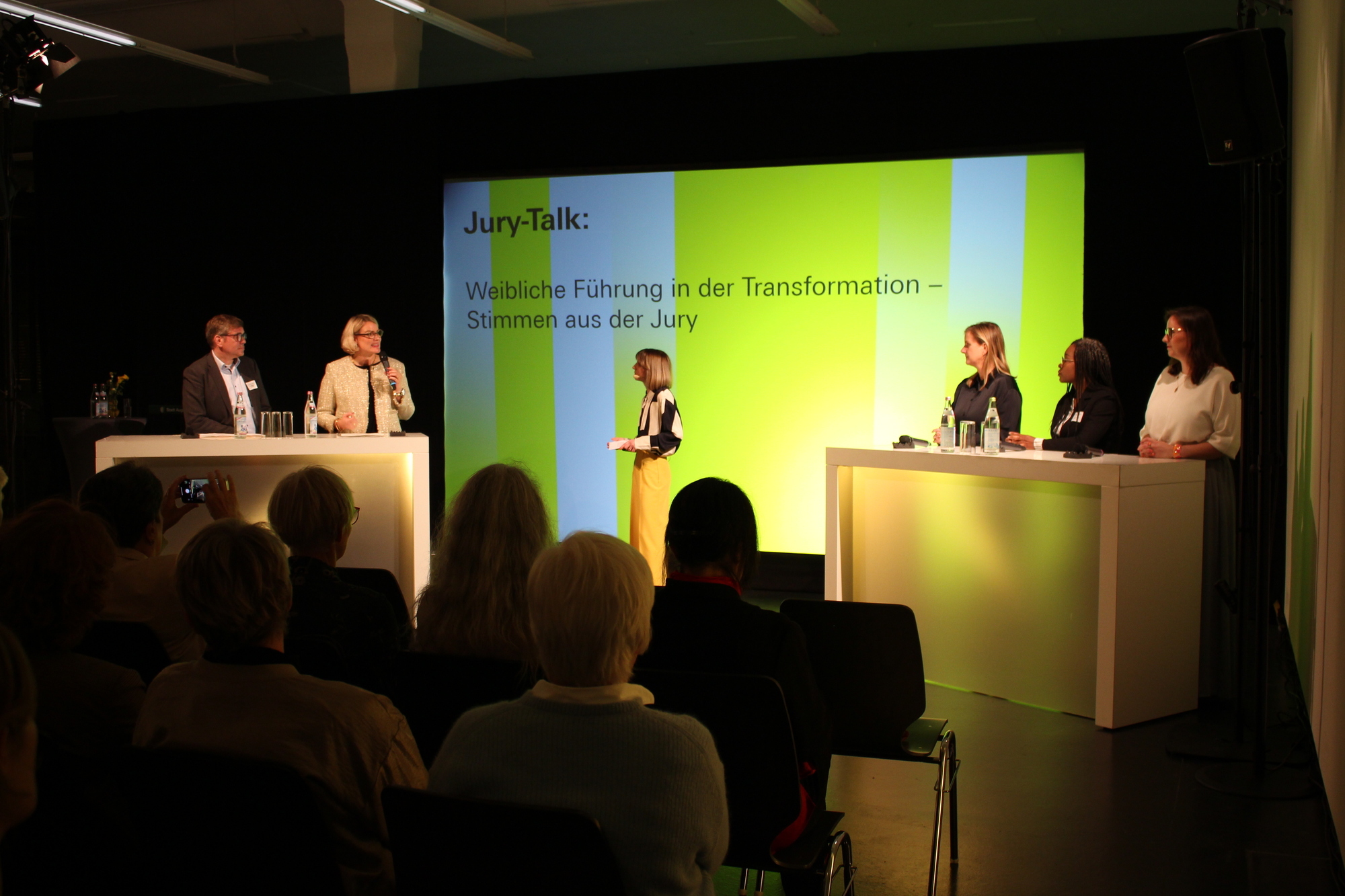 Teile der Jury (von links): Wirtschaftsreferent Wolfgang Hübschle; Oberbürgermeisterin Eva Weber; Ingird Rieken, Personalchefin bei Everllence; Yvonne Kay Odhiambo, Präsidentin der Wirtschaftsjunioren Augsburg; Lisa Figas, Geschäftsführerin TelemetryDeck und Tech-Pionierin des Jahres 2024. Foto: Katharina Seeburger/ B4B
