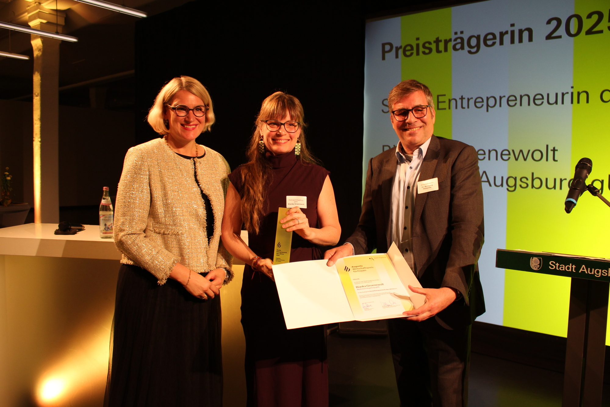Social Entrepreneurin Bianka Groenewolt (Mitte) mit Oberbürgermeisterin Eva Weber und Wirtschaftsreferent Wolfgang Hübschle. Foto: Katharina Seeburger/ B4B