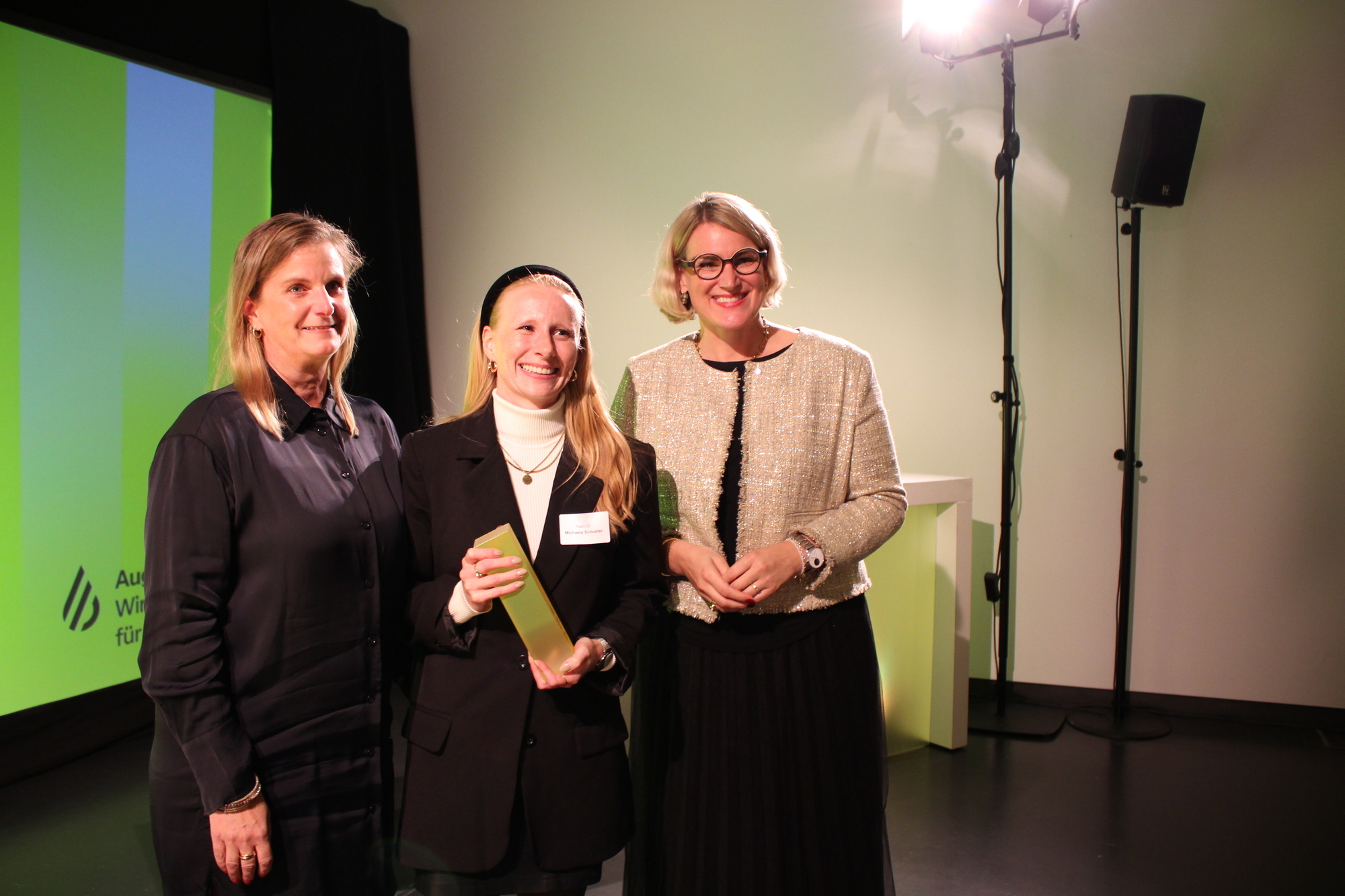 Michaela Schuster (Mitte) ist Managerin des Jahres. Den Preis haben ihr Ingrid Rieken und Eva Weber überreicht. Foto: Katharina Seeburger/ B4B