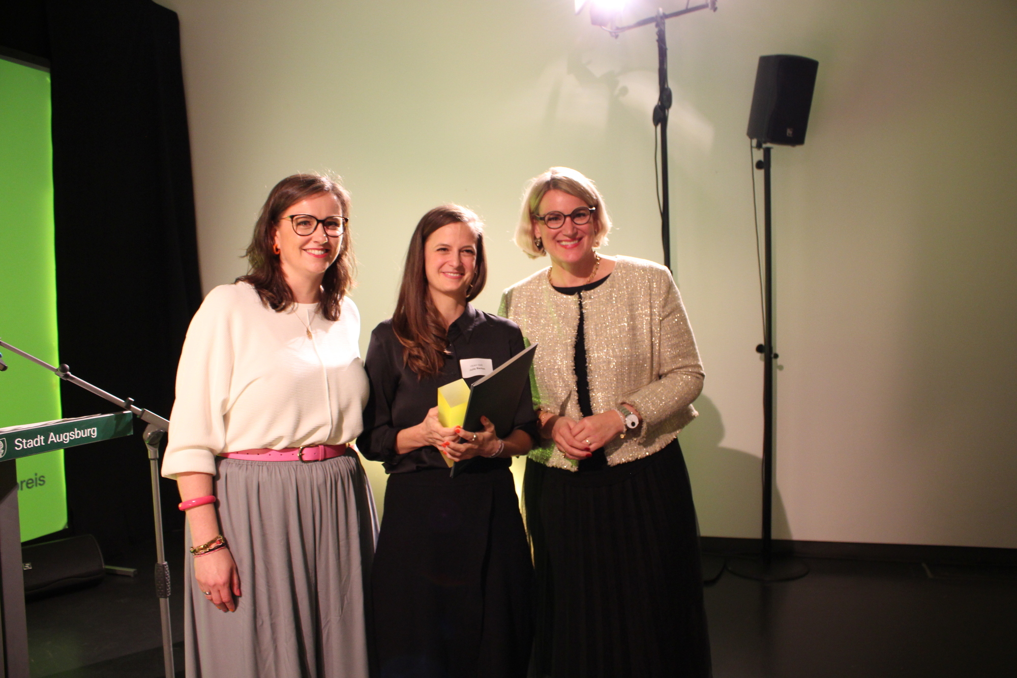 Von links: Jurorin Lisa Figas, Preisträgerin Julia Barton und Jurorin Eva Weber. Foto: Katharina Seeburger/ B4B
