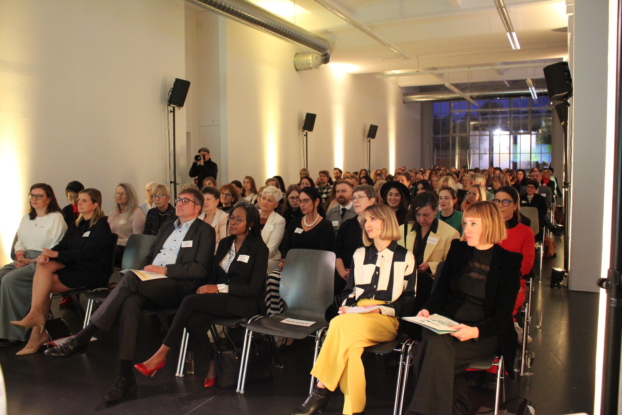 Vor allem Frauen, aber auch Männer, sind zur Verleihung des zweiten Augusta Wirtschaftspreis für Frauen im Glaspalast gekommen. Foto: Katharina Seeburger/ B4B