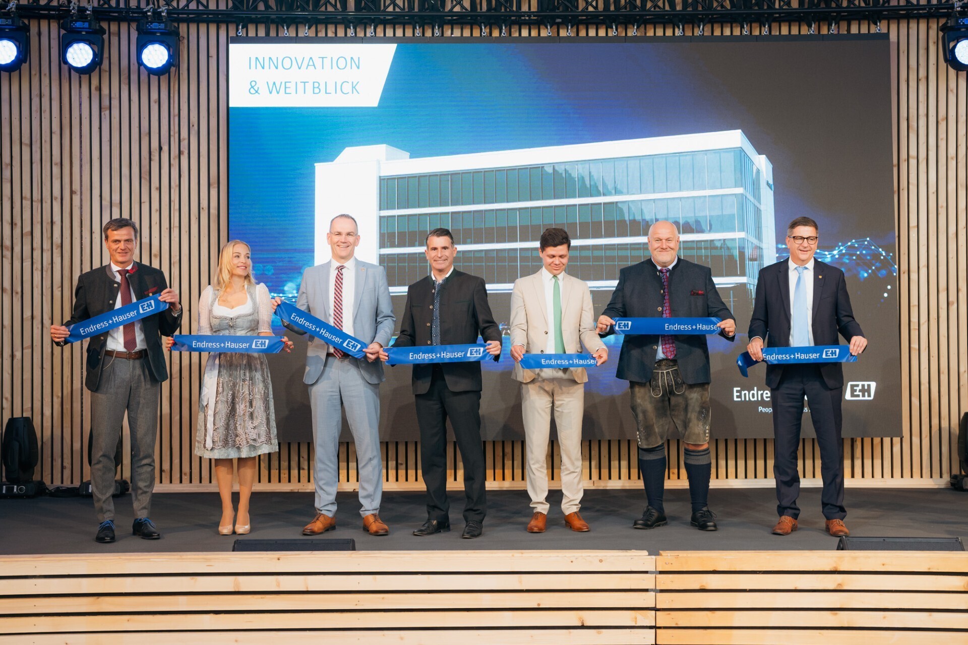 Bei der offiziellen Eröffnung des neuen Produkt- und Entwicklungszentrums bei Endress+Hauser Temperature+System Products in Ness