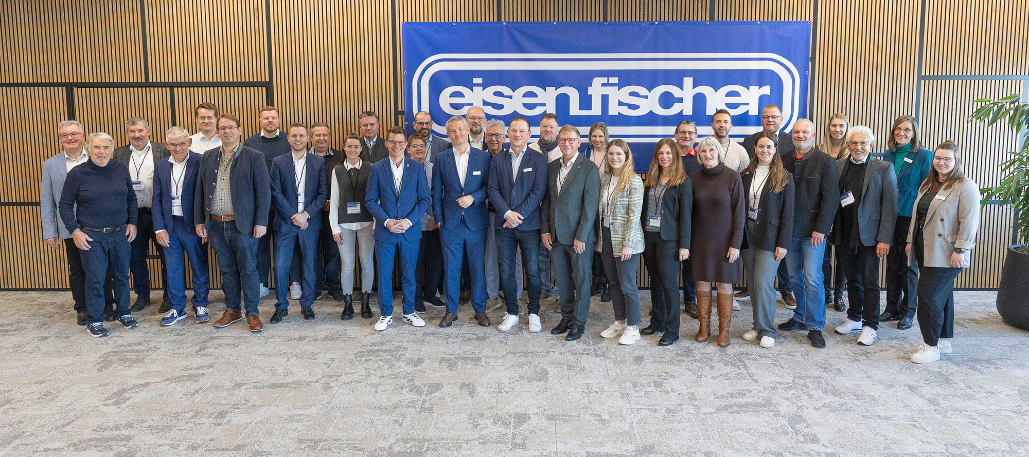 Regionale Wirtschaft im Austausch beim Unternehmerfrühstück des Wirtschaftsförderverbandes Donauries bei der Eisen-Fischer GmbH.