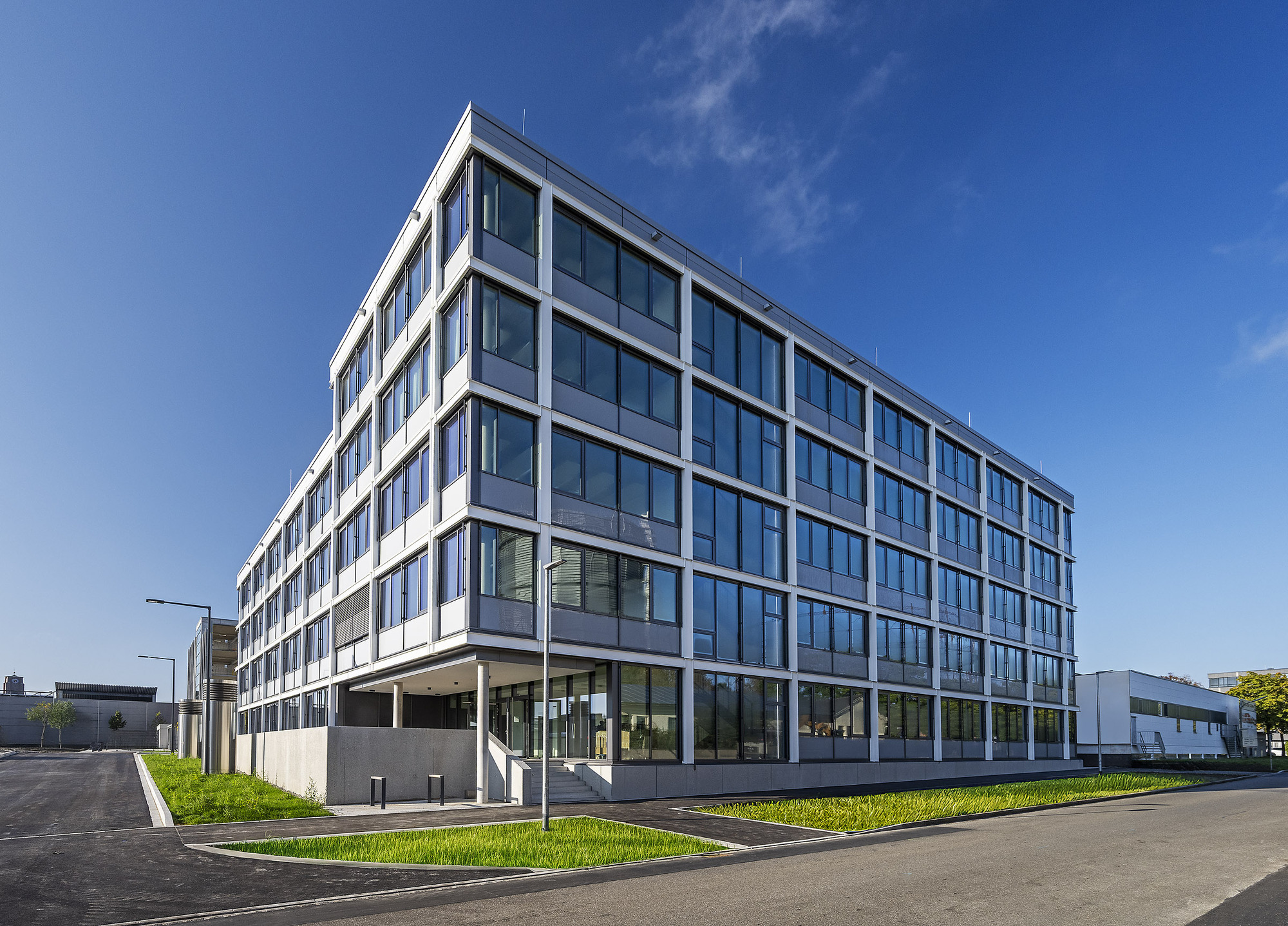 Das neue, hochmoderne Bürogebäude von Deuter Invest im Deuter Park Augsburg. Foto: Eckhart Matthäus