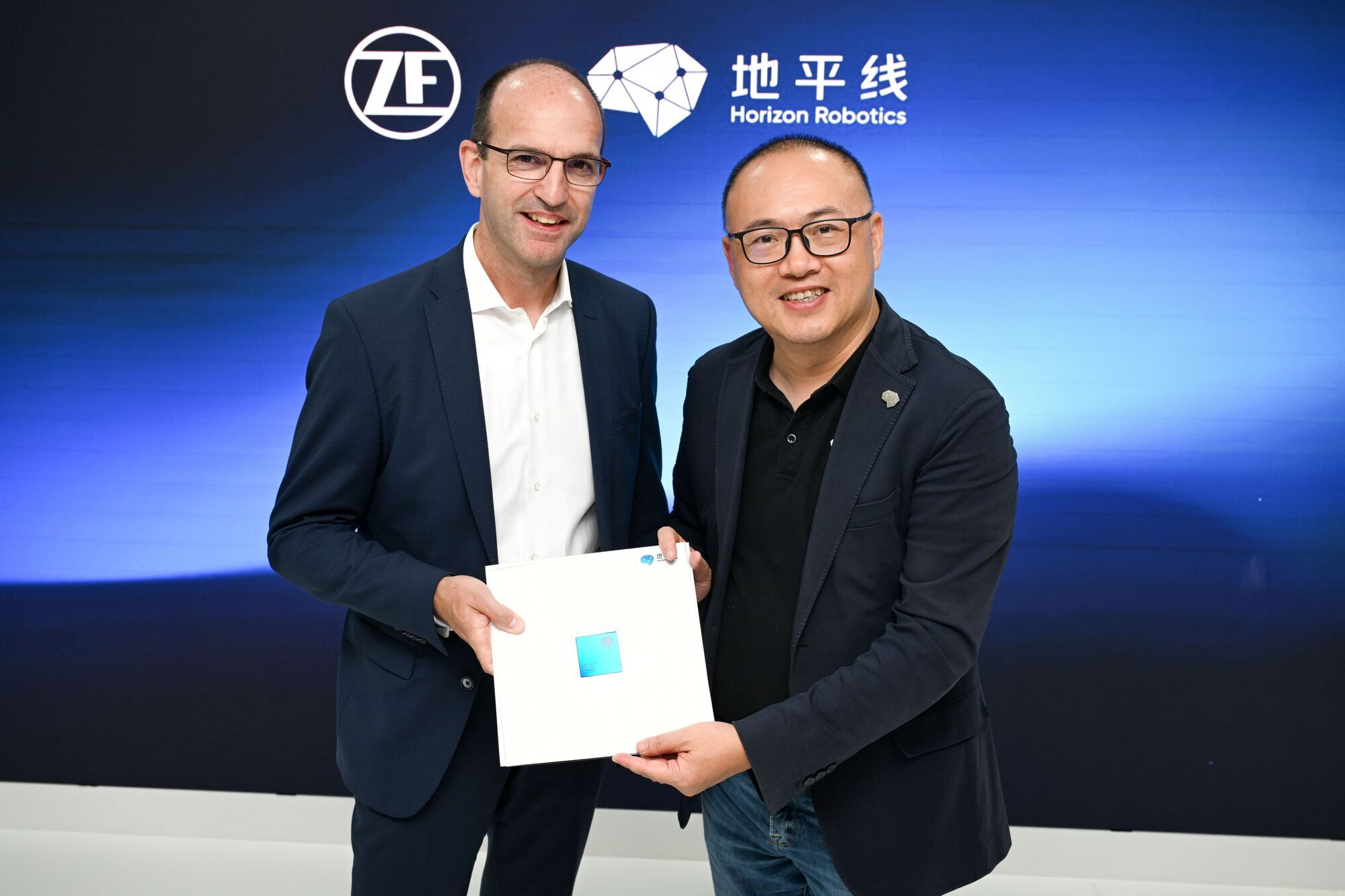 Von links: Dr. Christian Brenneke, Leiter der ZF-Division Elektronik & ADAS, und Dr. Yu Kai, Gründer und CEO von Horizon Robotics. Foto: ZF