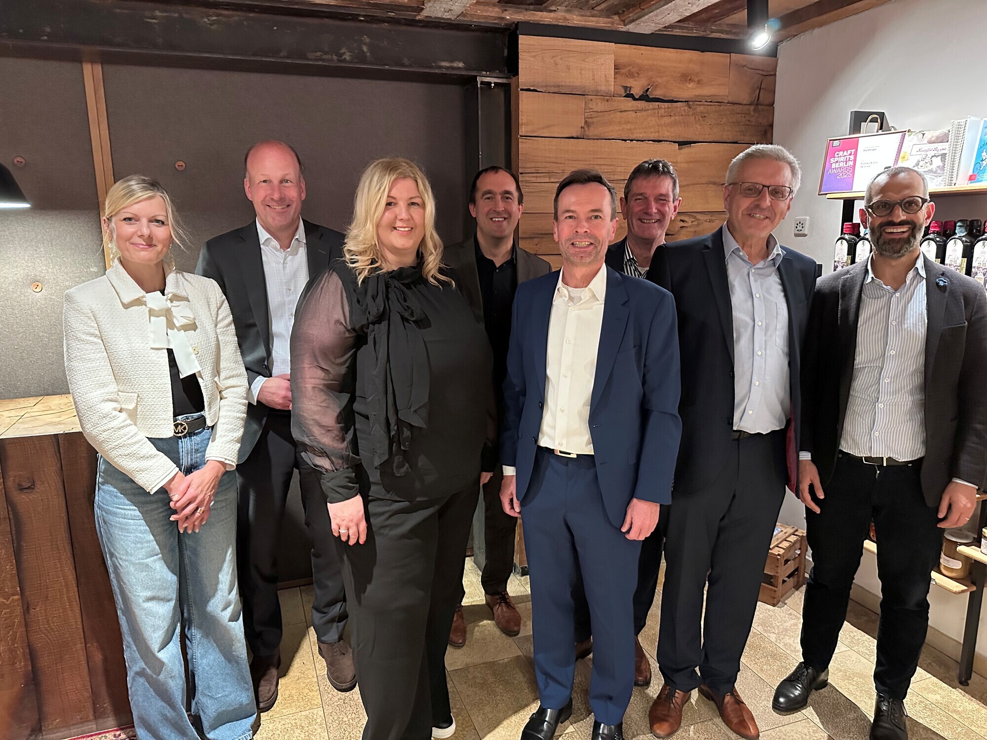 Sie feierten das zehnjährige Bestehen des MVZ Bezirkskliniken Schwaben (v.l.): Sonja Treffler (Krankenhausreferentin Bezirk Schwaben), Martin Sailer (Bezirkstagspräsident), Tanja Liebrecht (Praxismanagerin), Vorstandsvorsitzender Stefan Brunhuber (Bezirkskliniken), Dr. Jens Engelke (Ärztlicher Leiter des MVZ), stellvertretender Vorstandsvorsitzender Wolfram Firnhaber, Stephan Graf (MVZ-Geschäftsführer) und Prof. Alkomiet Hasan (Vorstand Krankenversorgung Bezirkskliniken). Bild: Georg Schalk, Bezirkskliniken Schwaben