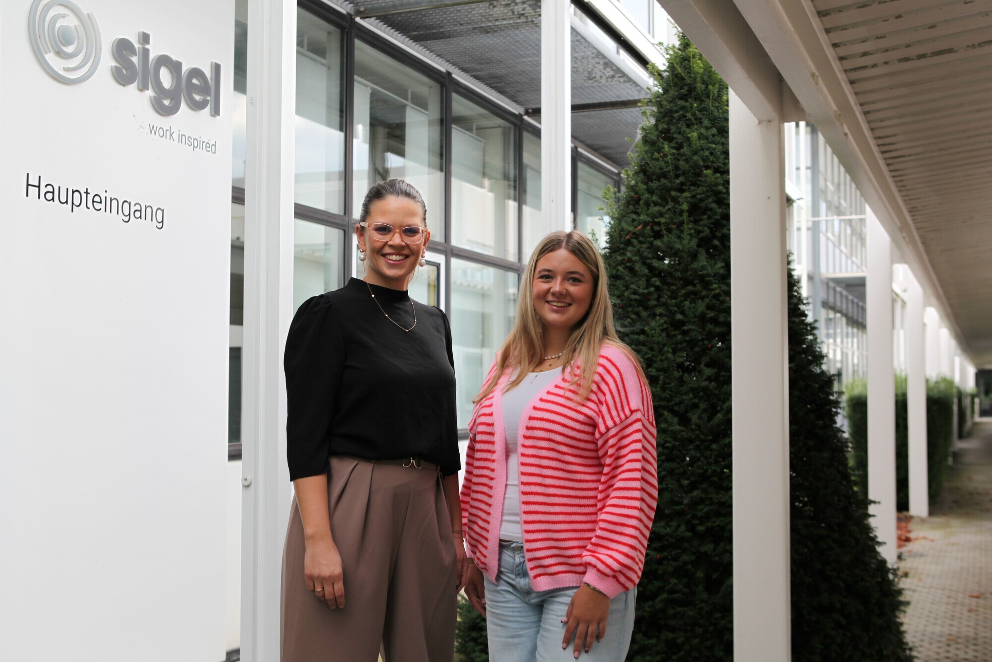 Marlene Lindner (l.) begrüßt die neu Auszubildende Marietta Wiest (r.) bei Sigel in Mertingen. Bild: Sigel GmbH