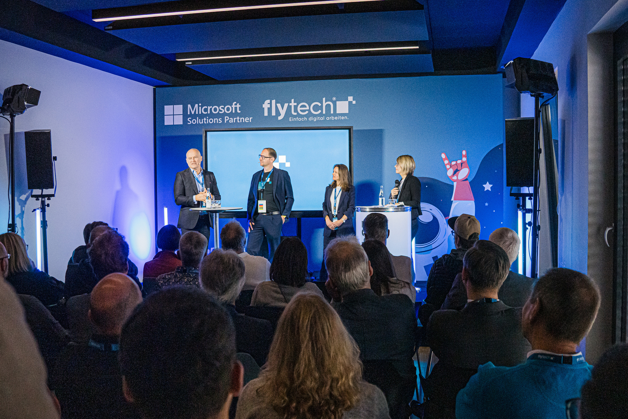 Bei der Talkrunde „KI – Kosmos der Chancen“, moderiert von Angie Stifter, diskutierten Prof. Dr. Dr. Gordon Thomas Rohrmair, Prä