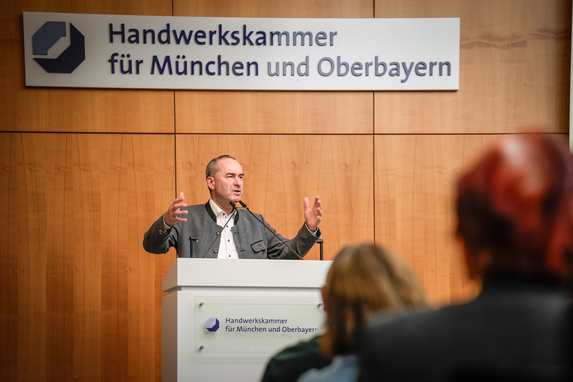 Beim Abend der Unternehmensnachfolge der Handwerkskammer für München und Oberbayern hob Bayerns Wirtschaftsminister Hubert Aiwan