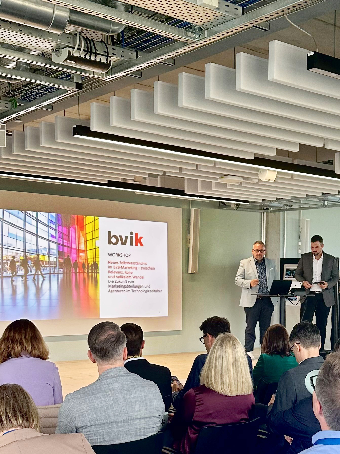 Im Rahmen des Zukunftsworkshops des Bundesverband Industrie Kommunikation (bvik) wurde diskutiert, wie KI genutzt werden kann, um den Mittelstand zu stärken. Foto: bvik