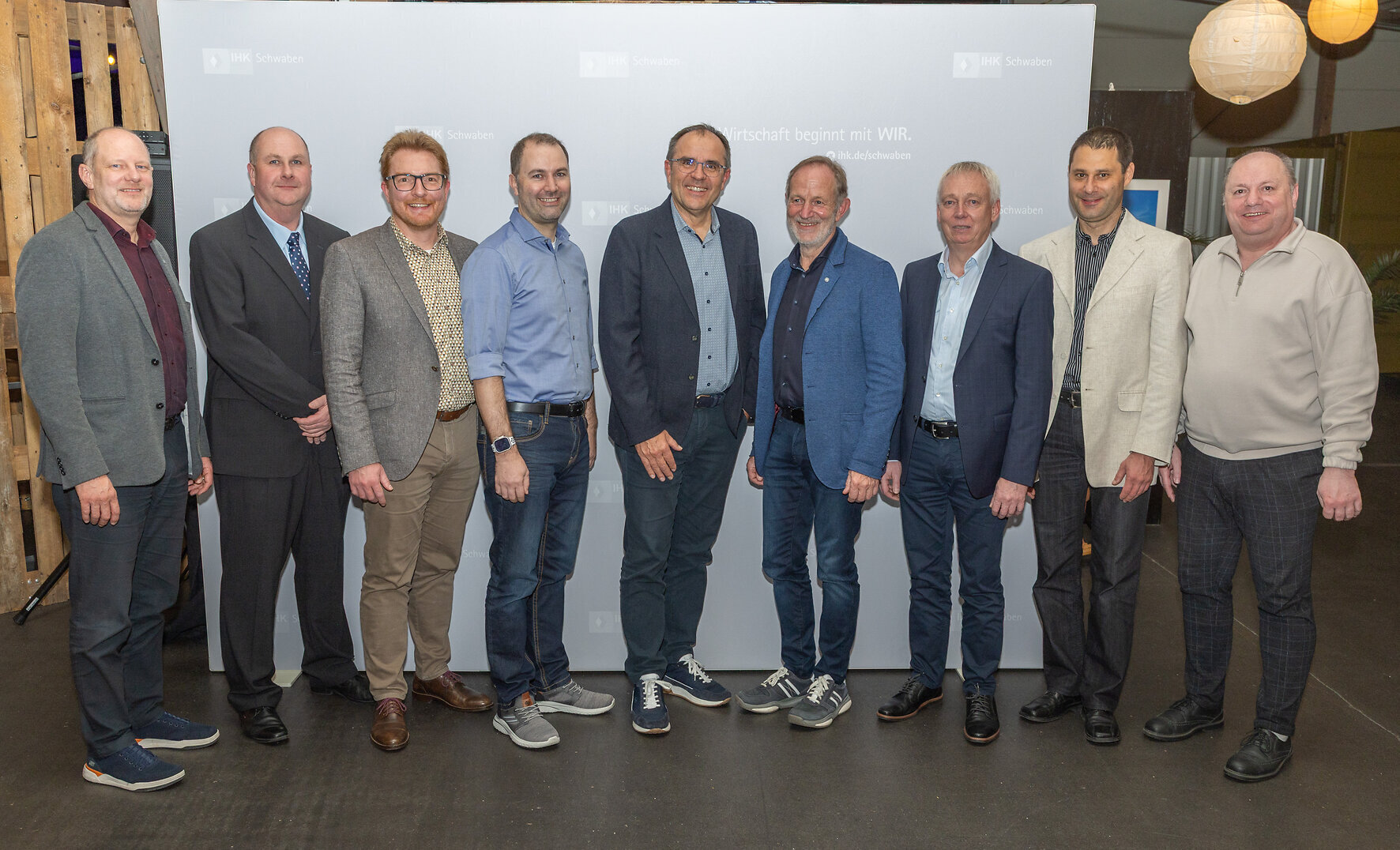 IHK-Regionalgeschäftsführer Oliver Stipar (links) ehrte langjährige Prüfer der IHK Schwaben für ihren ehrenamtlichen Einsatz: (von links) Sven Gläser, Martin Kröner, Christian Epple, Karl Heinz Brosig, Manfred Fritz, Andreas Hafner, Markus Hammel und Adolf Ziegler. Bild: Peter Fastl/IHK Schwaben