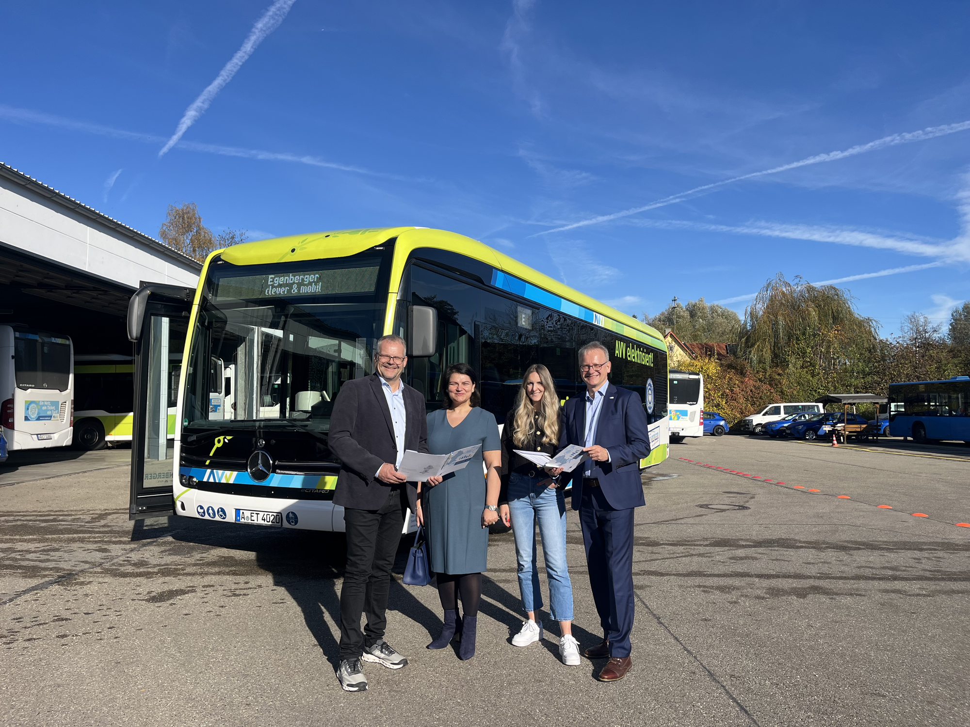 Paul Kienberger, Ramona Meinzer, Saskia Reuter und Jens Walter (v.l.n.r) bei der Vorstellung der aktuellen IHK-Konjunkturumfrage bei Egenberger Reisen in Thierhaupten. Fotoquelle: B4BSCHWABEN.de / Paul Eisenhofer