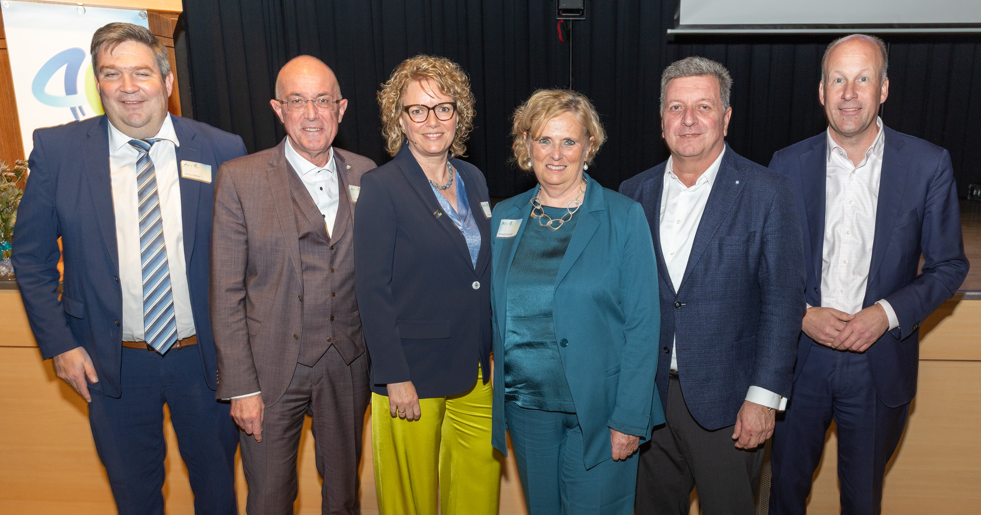 Jubläumsfeier des AVV. Von links: Markus Müller (Landrat Kreis Dillingen a.d.Donau), Dr. Klaus Metzger (Landrat Kreis Aichach-Friedberg), Manuela Schaar (AVV-Geschäftsführerin), Barbara Schretter (Regierungspräsidentin Schwaben), Christian Bernreiter (Bayerischer Verkehrsminister), Martin Sailer (Landrat Kreis Augsburg und AVV-Aufsichtsratsvorsitzender). Foto: AVV