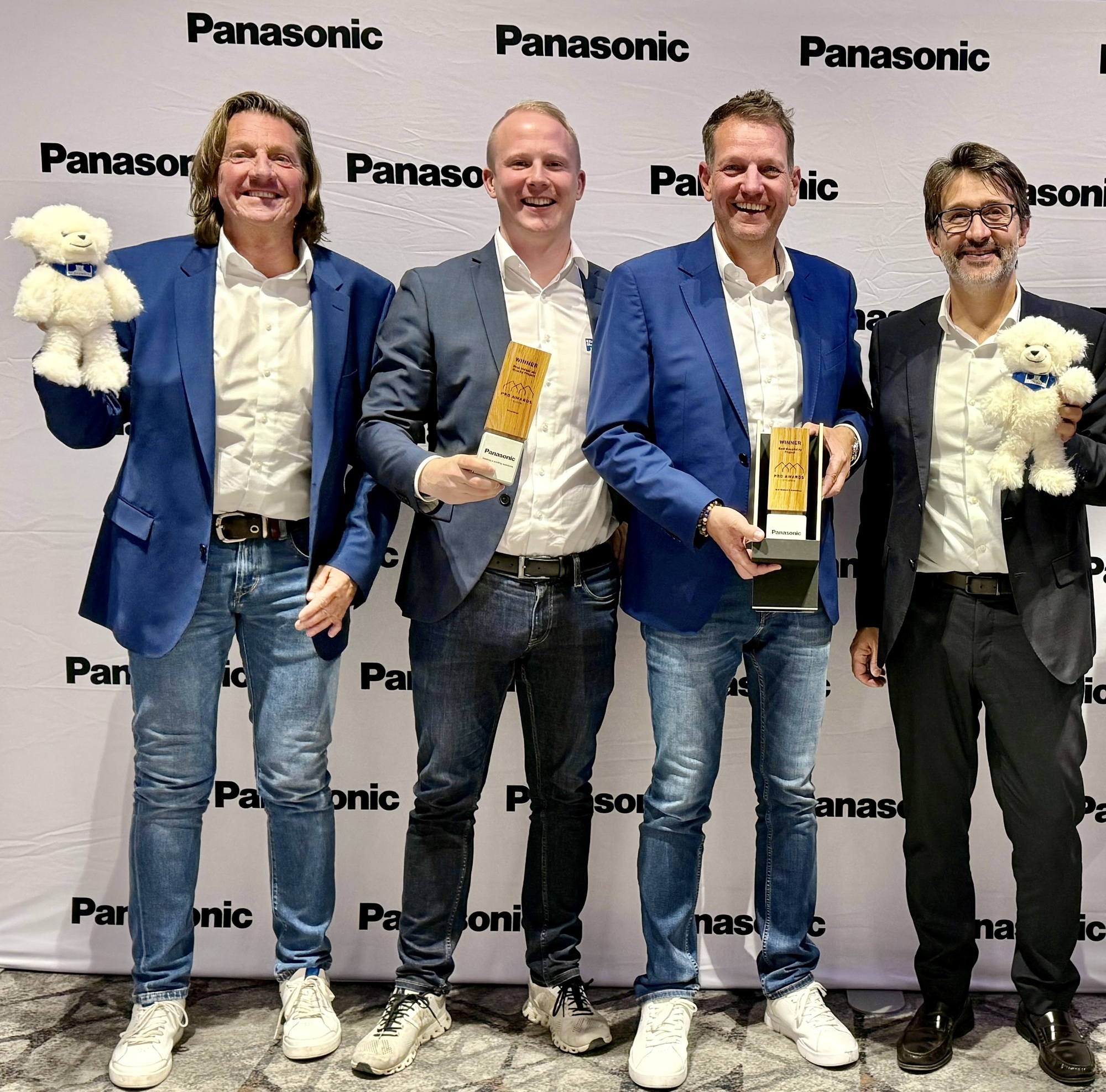 Von links: Die KlimaShop!-Chefs Peter Spengler, Max Herrmann und Armin Spengler werden beglückwünscht von Panasonic-Direktor Enrique Vilamitjana. Foto: KlimaShop!