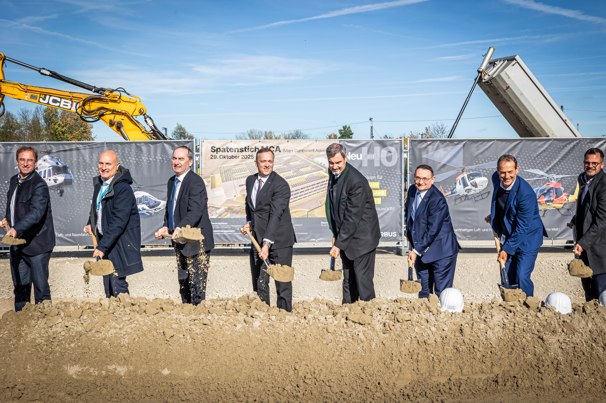 Der symbolische Spatenstich zum neuen Produktionsgebäude. Foto: Airbus Helicopters