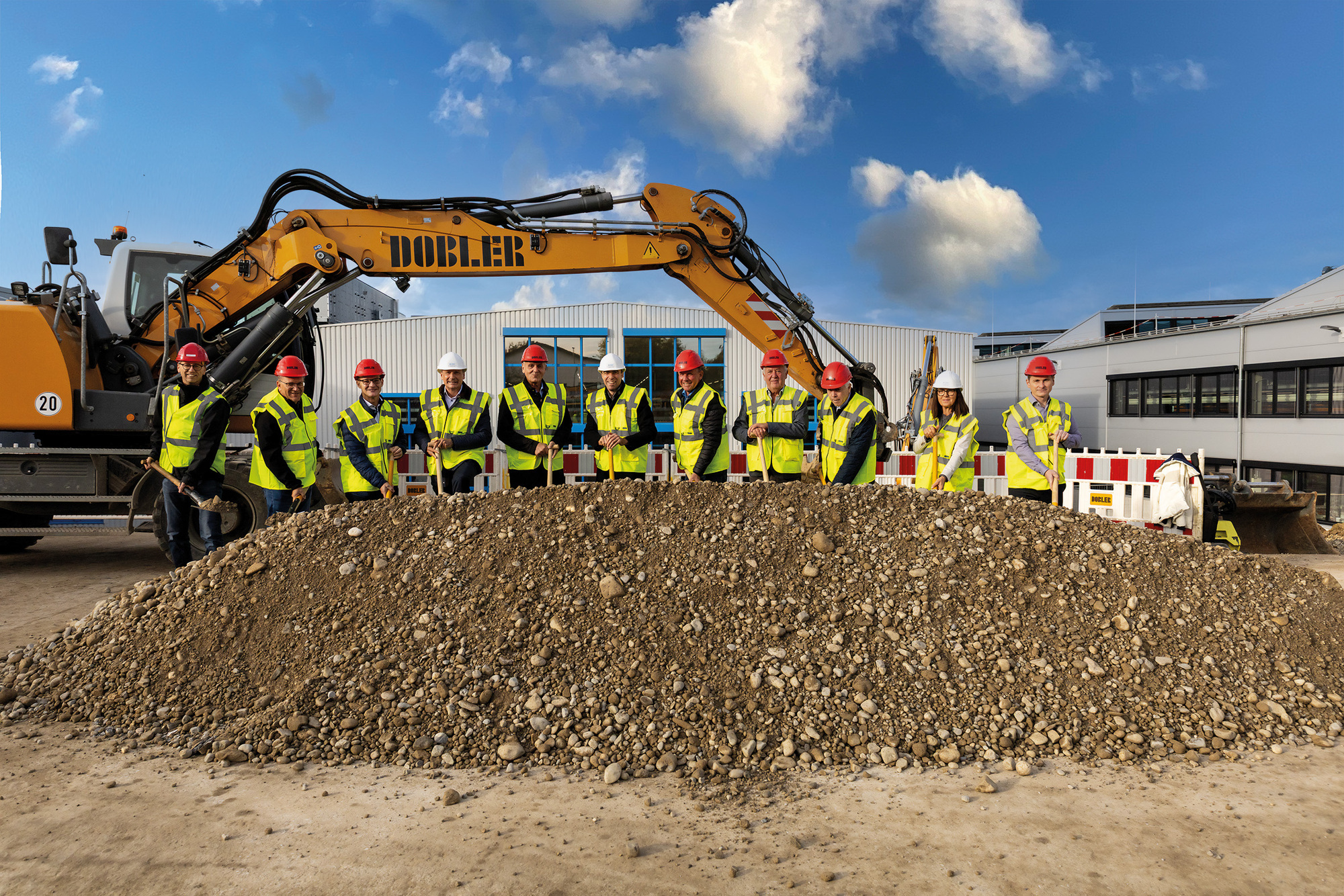 Die Geschäftsleitung und Projektverantwortliche von Mayr Antriebstechnik gemeinsam mit dem Bauunternehmen Dobler beim Spatenstich der neuen Produktionshalle in Mauerstetten. Foto: Mayr Antriebstechnik