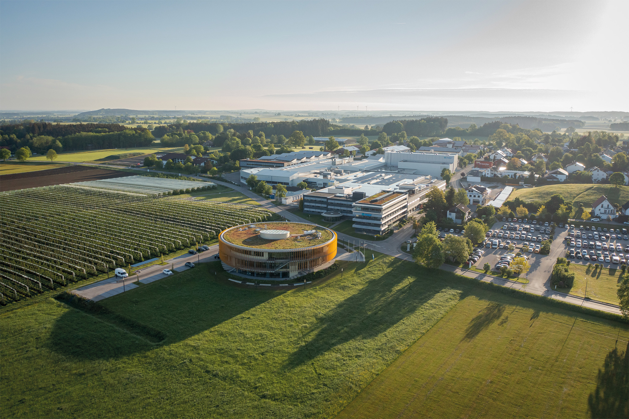 Mayr Antriebstechnik investiert in den Heimatstandort Mauerstetten (Luftaufnahme). Foto: Mayr Antriebstechnik