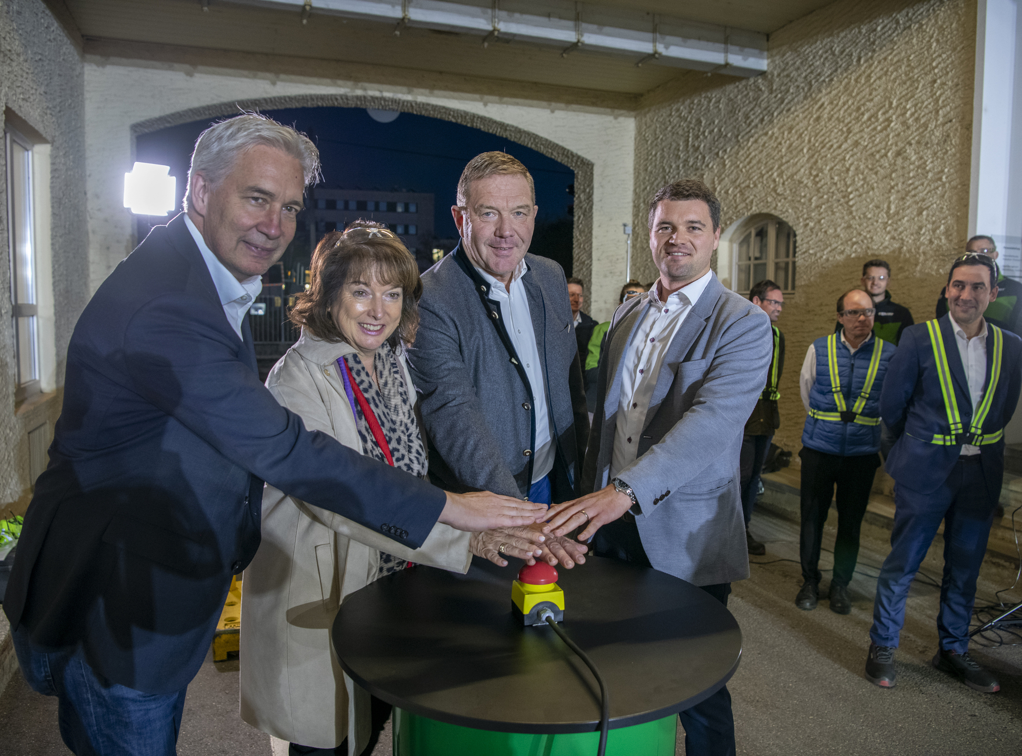 (v.l.) Ekkehart Gläser (Geschäftsführer Fendt Produktion), Maria Rita Zinnecker (Landrätin Ostallgäu), Christoph Gröblinghoff (V