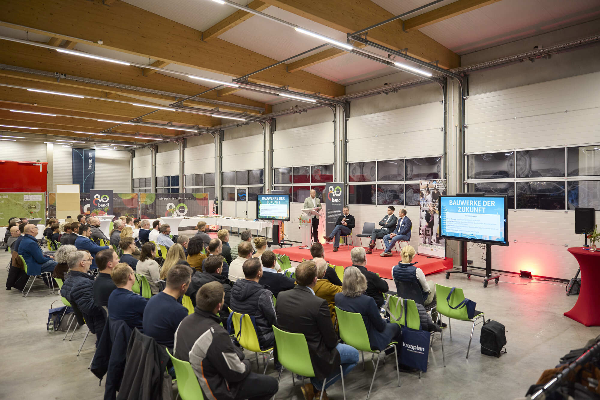 Bendl, kreaplan, TTZ Aichach und Regionalmarketing haben gemeinsam mit über 70 Teilnehmenden über die Zukunft des Bauens, Nachh