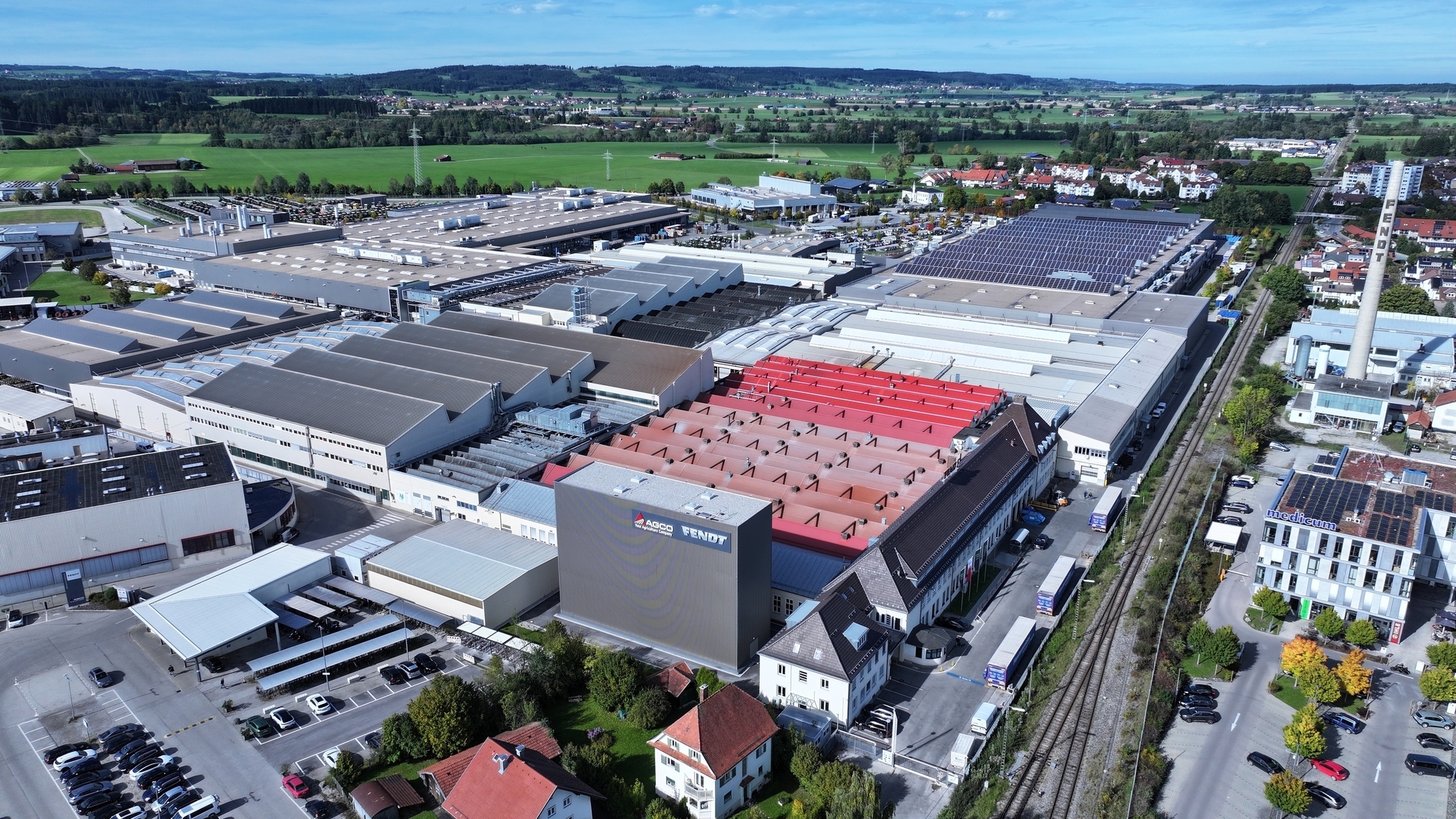 Das neue Hochregallager ragt über die anderen Unternehmensgebäude hinaus. Foto: Fendt / AGCO