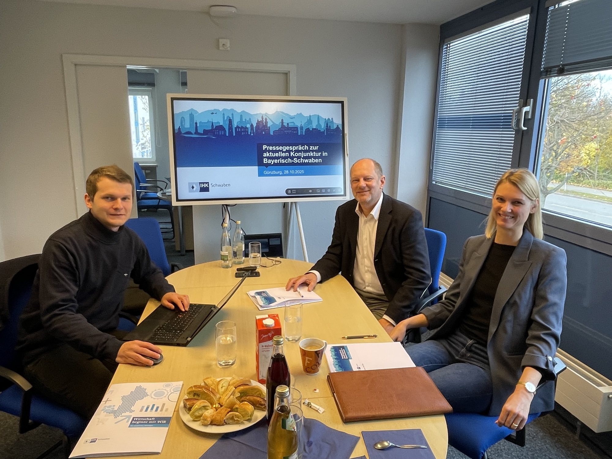 v.l.n.r. Oliver Wolff (Mittelschwäbische Nachrichten), Oliver Stipar (IHK-Regionalgeschäftsführer für Westschwaben) und Petra Fischer-Steber (stv. Vorsitzende der IHK-Regionalversammlung Günzburg)
