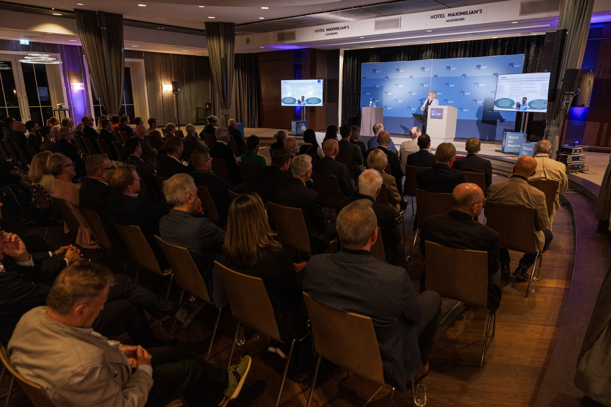 Unter dem Thema „Im Wandel – Veränderungen im Arbeitsumfeld aus gesellschaftlicher und unternehmerischer Sicht“ traf sich die vbw Schwaben zum Herbstgespräch. Bild: Valerio Agolino