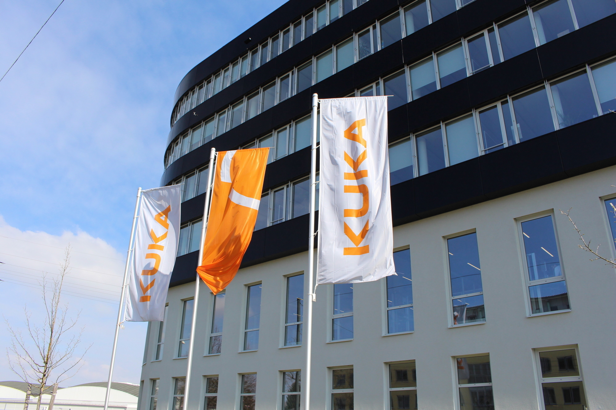 Der Stammsitz des Augsburger Roboterhersteller Kuka. Hier könnten mehr als die 400 geplanten Stellen abgebaut werden. Foto: B4B