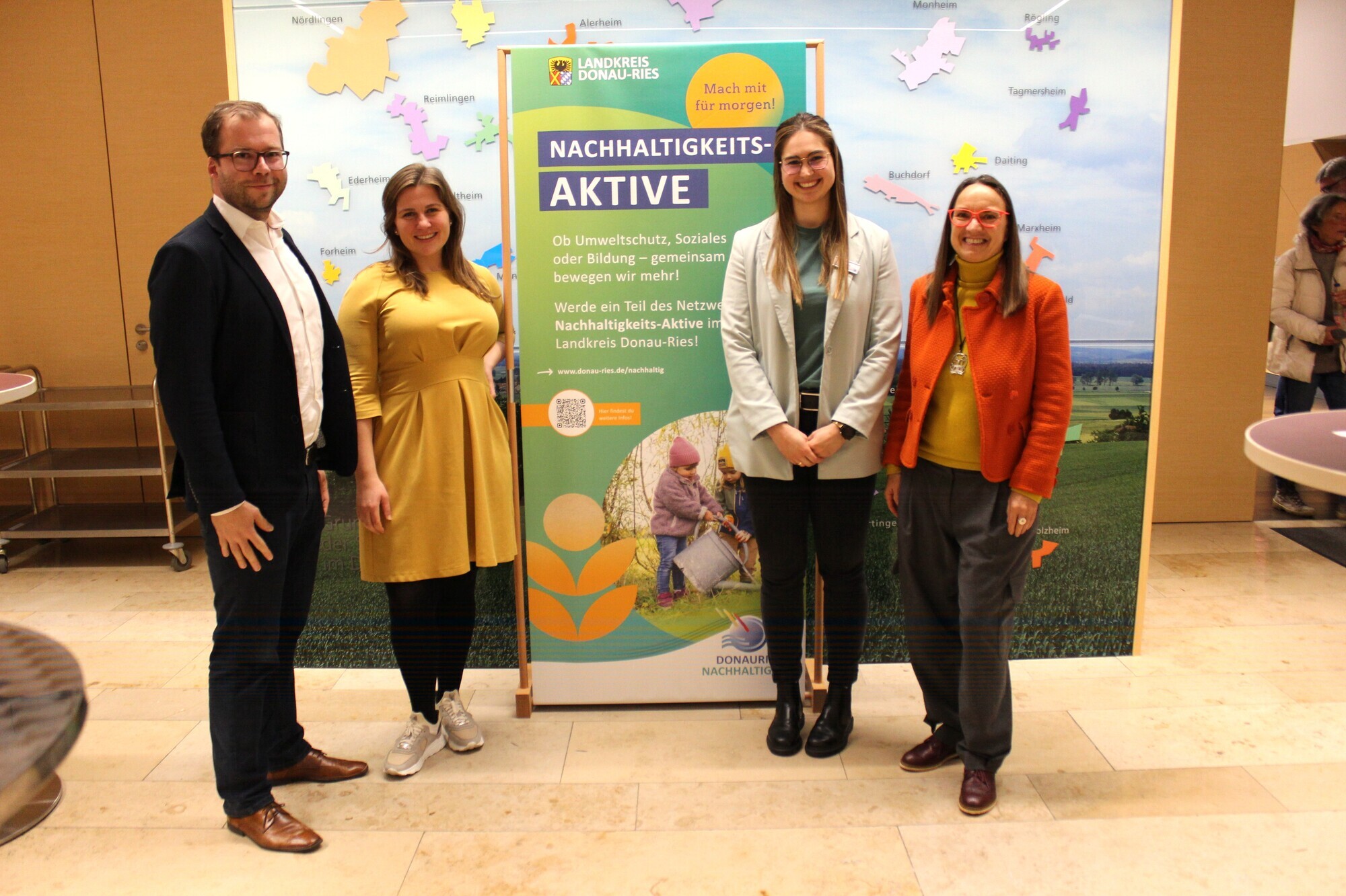 Klemens Heininger, Leiter der Stabsstelle Kreisentwicklung und Nachhaltigkeit, Speakerin Rebecca Freitag, die Nachhaltigkeitsbea