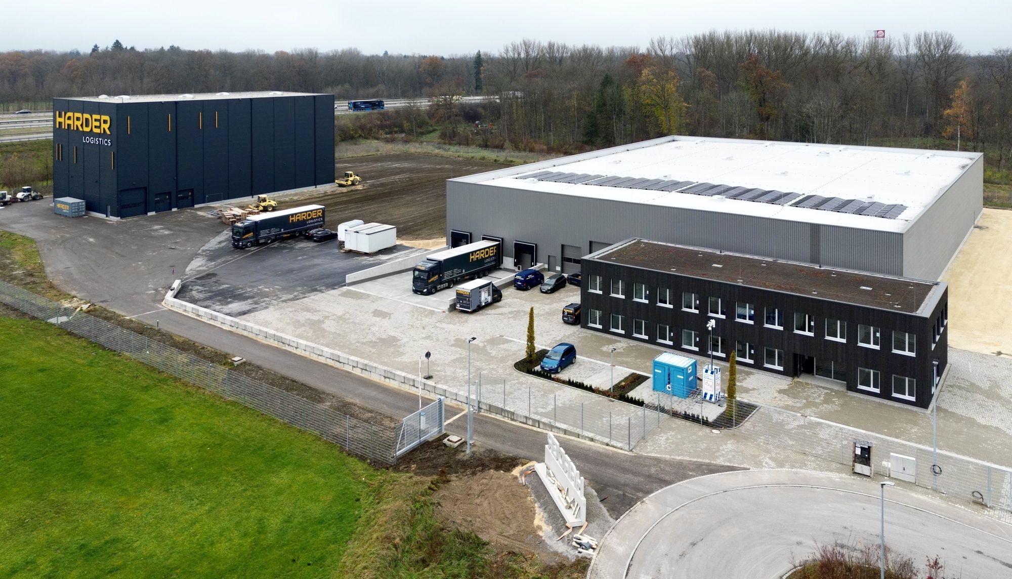 Der neue Standort von Harder logistics beinhaltet Logistikhalle, Aktenregallager, Freiflächen und eine vollautomatisierte Containerlagerhalle. Foto: Alexander Kaya