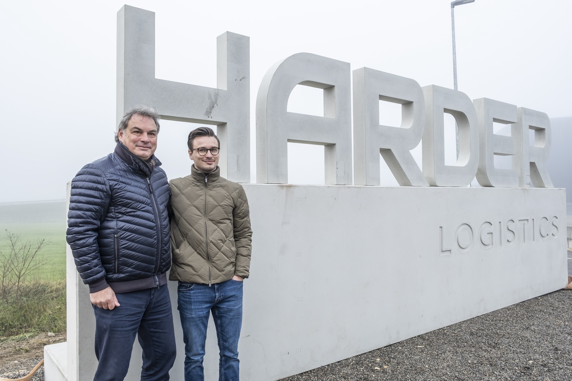 Marcello und Johannes Danieli (Harder logistics) nehmen den neuen Firmensitz in Neu-Ulm im Gewerbegebiet Riffelbank symbolisch in Betrieb. Foto: Ulli Schlieper
